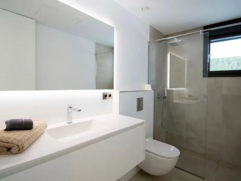 A stunning modern villa set on 1,269 sqm plot in the most sought-after area of Nueva Andalucia. This luxurious property offers five spacious bedrooms and bathrooms, designed with clean lines and contemporary finishes throughout. The villa features a beaut