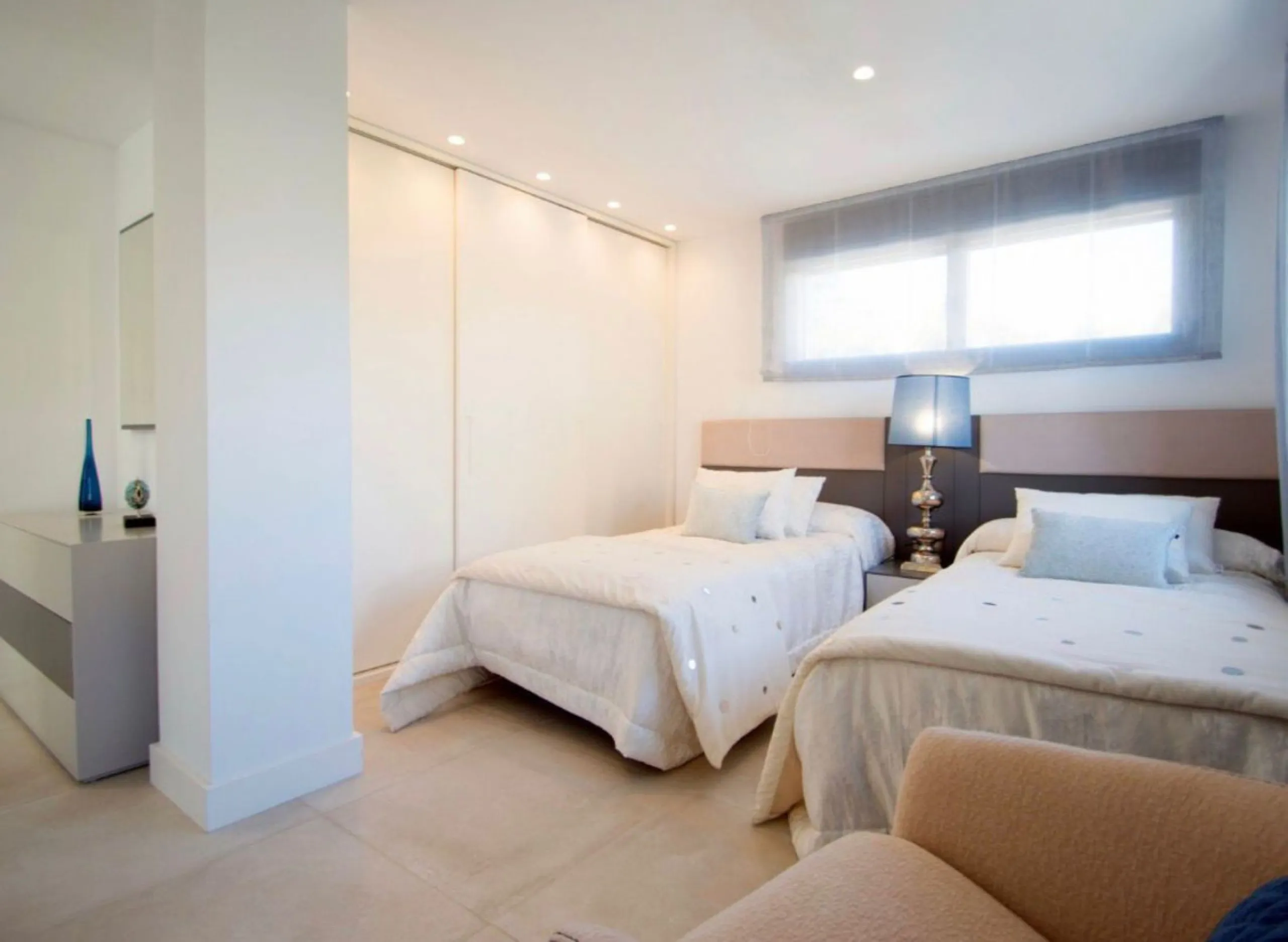 A stunning modern villa set on 1,269 sqm plot in the most sought-after area of Nueva Andalucia. This luxurious property offers five spacious bedrooms and bathrooms, designed with clean lines and contemporary finishes throughout. The villa features a beaut