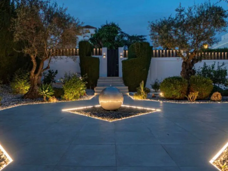 A stunning modern villa set on 1,269 sqm plot in the most sought-after area of Nueva Andalucia. This luxurious property offers five spacious bedrooms and bathrooms, designed with clean lines and contemporary finishes throughout. The villa features a beaut