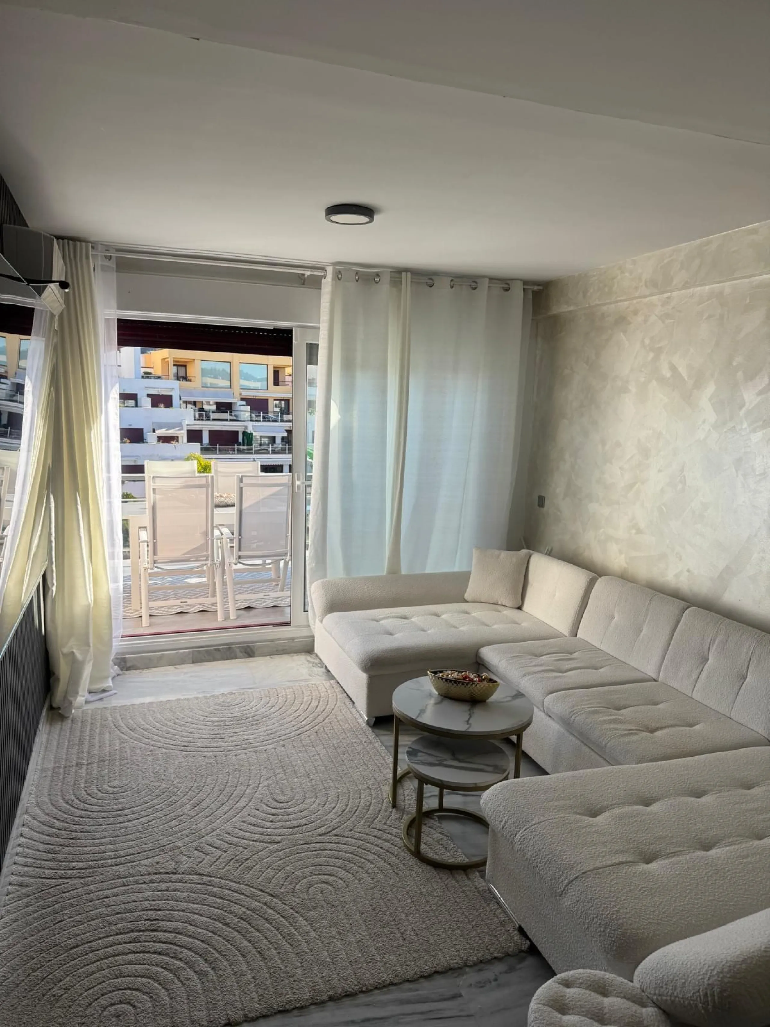 Beautiful duplex penthouse in the Parque Botanico urbanisation, completely renovated. The penthouse features three bedrooms, two bathrooms, a living room, a kitchen, two terraces, an underground parking space, a storage room, and sea and mountain views.