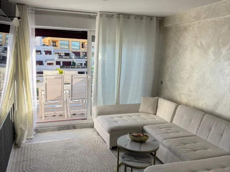 Beautiful duplex penthouse in the Parque Botanico urbanisation, completely renovated. The penthouse features three bedrooms, two bathrooms, a living room, a kitchen, two terraces, an underground parking space, a storage room, and sea and mountain views.