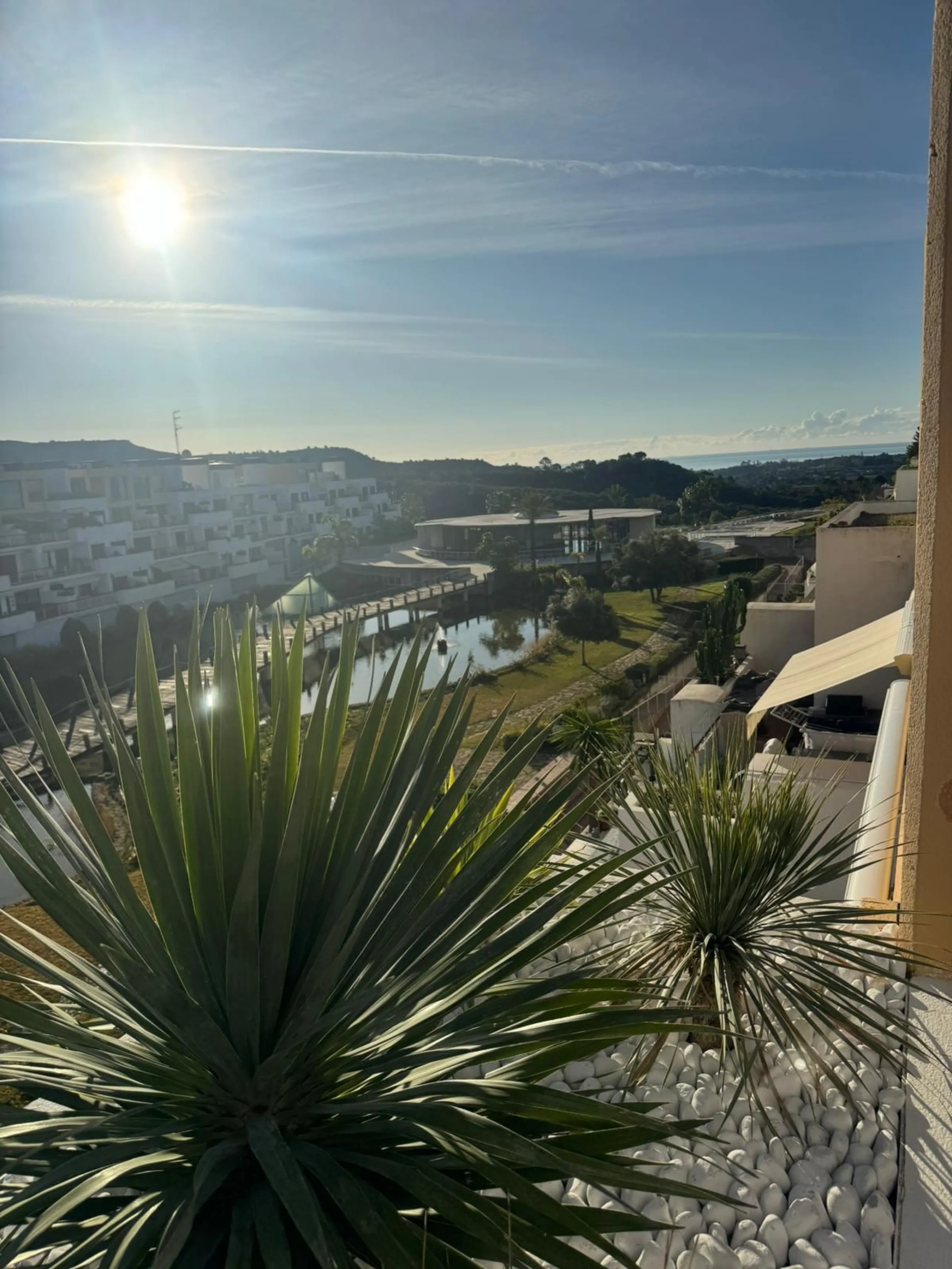 Beautiful duplex penthouse in the Parque Botanico urbanisation, completely renovated. The penthouse features three bedrooms, two bathrooms, a living room, a kitchen, two terraces, an underground parking space, a storage room, and sea and mountain views.