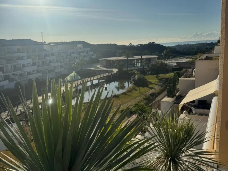 Beautiful duplex penthouse in the Parque Botanico urbanisation, completely renovated. The penthouse features three bedrooms, two bathrooms, a living room, a kitchen, two terraces, an underground parking space, a storage room, and sea and mountain views.