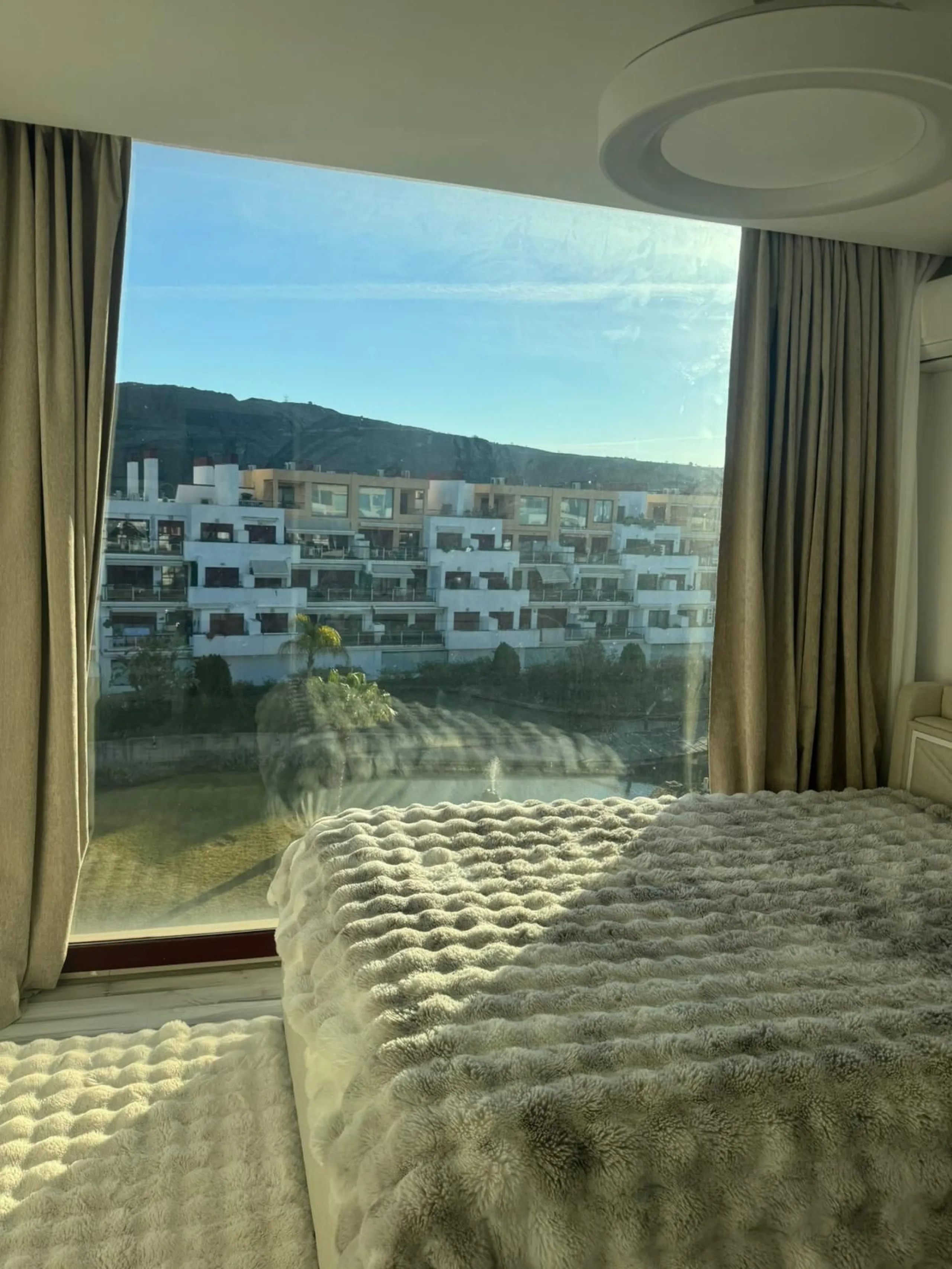 Beautiful duplex penthouse in the Parque Botanico urbanisation, completely renovated. The penthouse features three bedrooms, two bathrooms, a living room, a kitchen, two terraces, an underground parking space, a storage room, and sea and mountain views.
