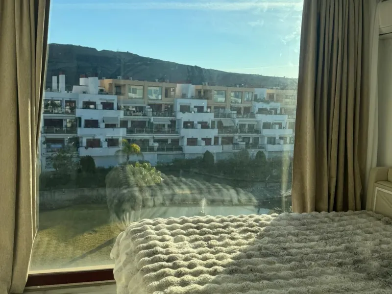 Beautiful duplex penthouse in the Parque Botanico urbanisation, completely renovated. The penthouse features three bedrooms, two bathrooms, a living room, a kitchen, two terraces, an underground parking space, a storage room, and sea and mountain views.