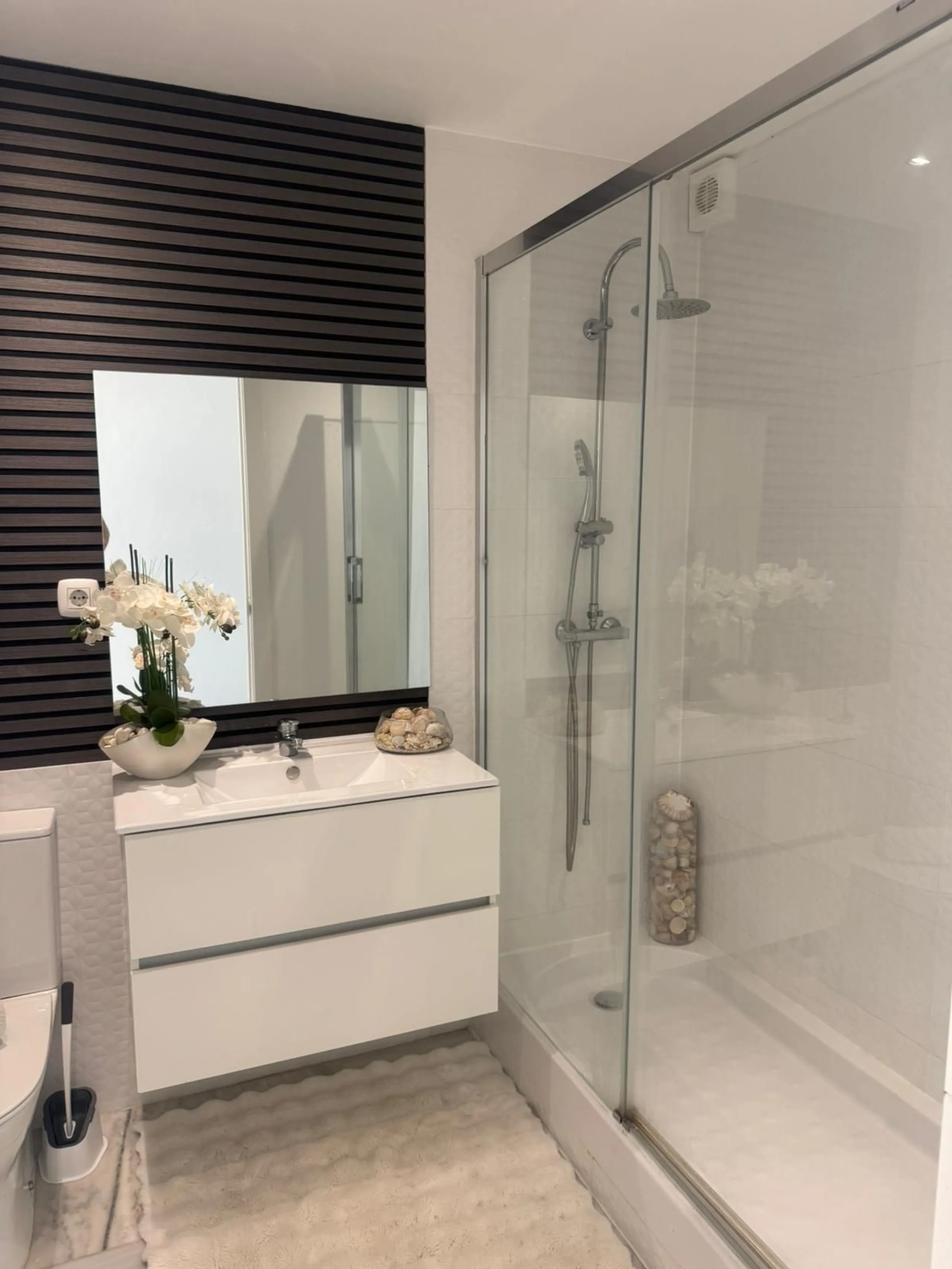Beautiful duplex penthouse in the Parque Botanico urbanisation, completely renovated. The penthouse features three bedrooms, two bathrooms, a living room, a kitchen, two terraces, an underground parking space, a storage room, and sea and mountain views.