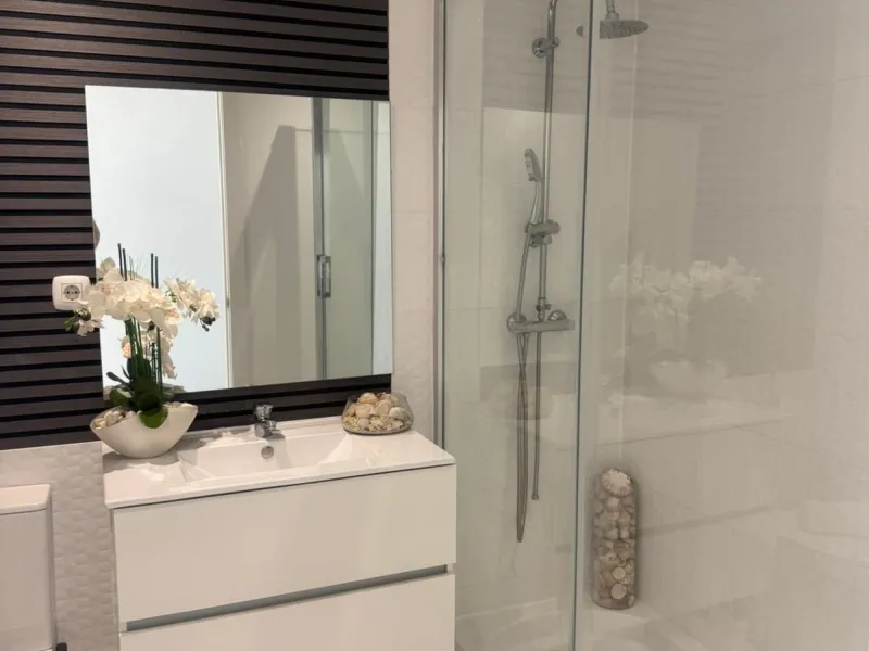Beautiful duplex penthouse in the Parque Botanico urbanisation, completely renovated. The penthouse features three bedrooms, two bathrooms, a living room, a kitchen, two terraces, an underground parking space, a storage room, and sea and mountain views.