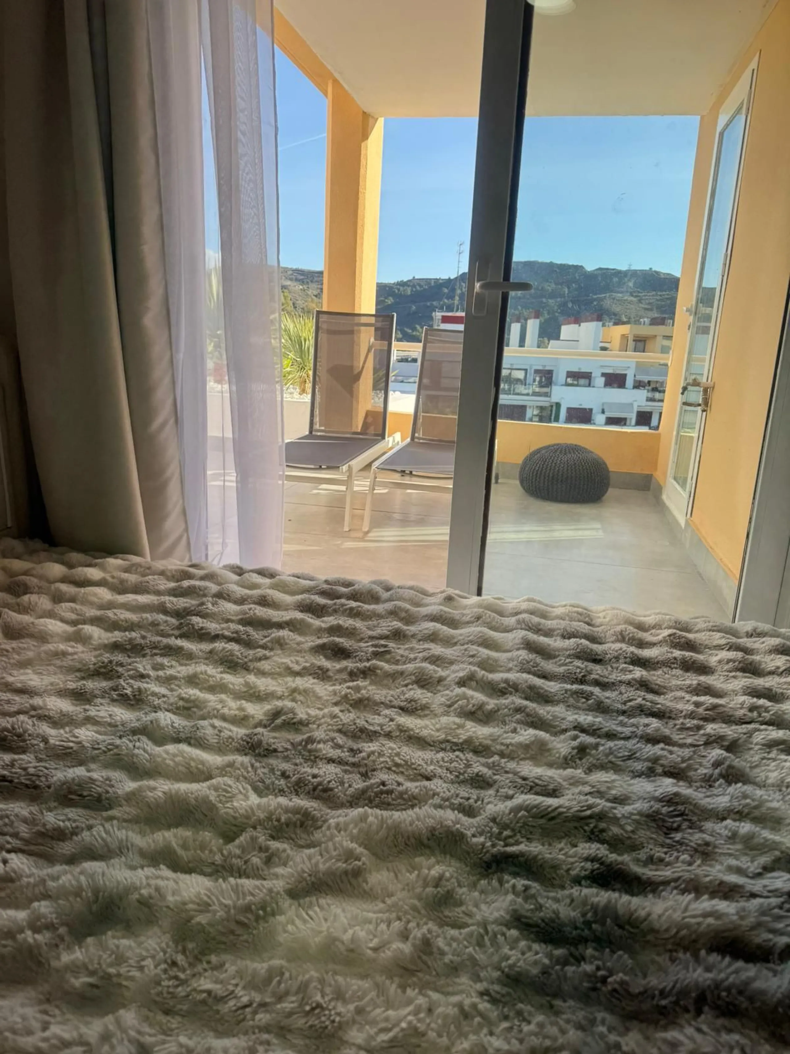 Beautiful duplex penthouse in the Parque Botanico urbanisation, completely renovated. The penthouse features three bedrooms, two bathrooms, a living room, a kitchen, two terraces, an underground parking space, a storage room, and sea and mountain views.