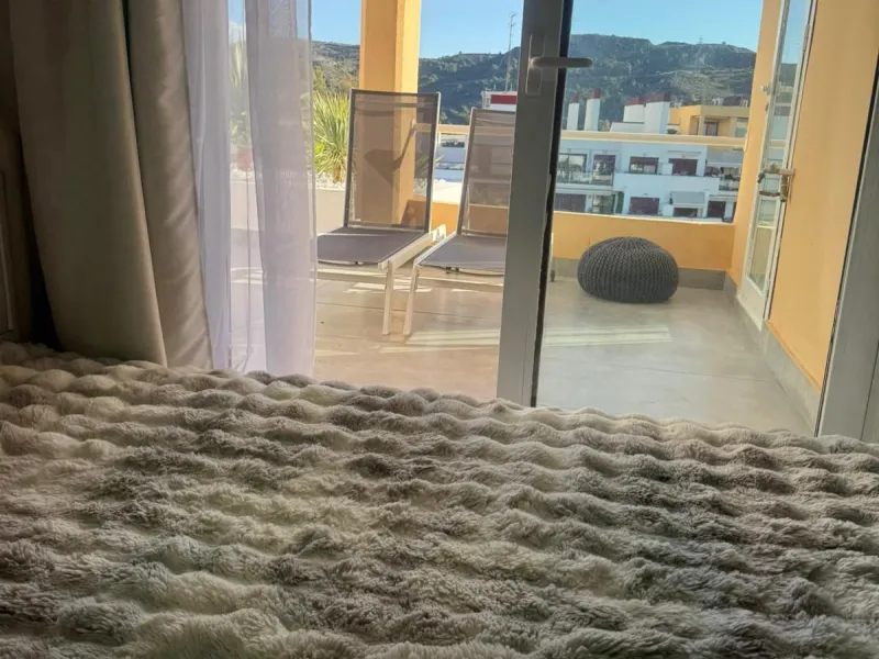 Beautiful duplex penthouse in the Parque Botanico urbanisation, completely renovated. The penthouse features three bedrooms, two bathrooms, a living room, a kitchen, two terraces, an underground parking space, a storage room, and sea and mountain views.