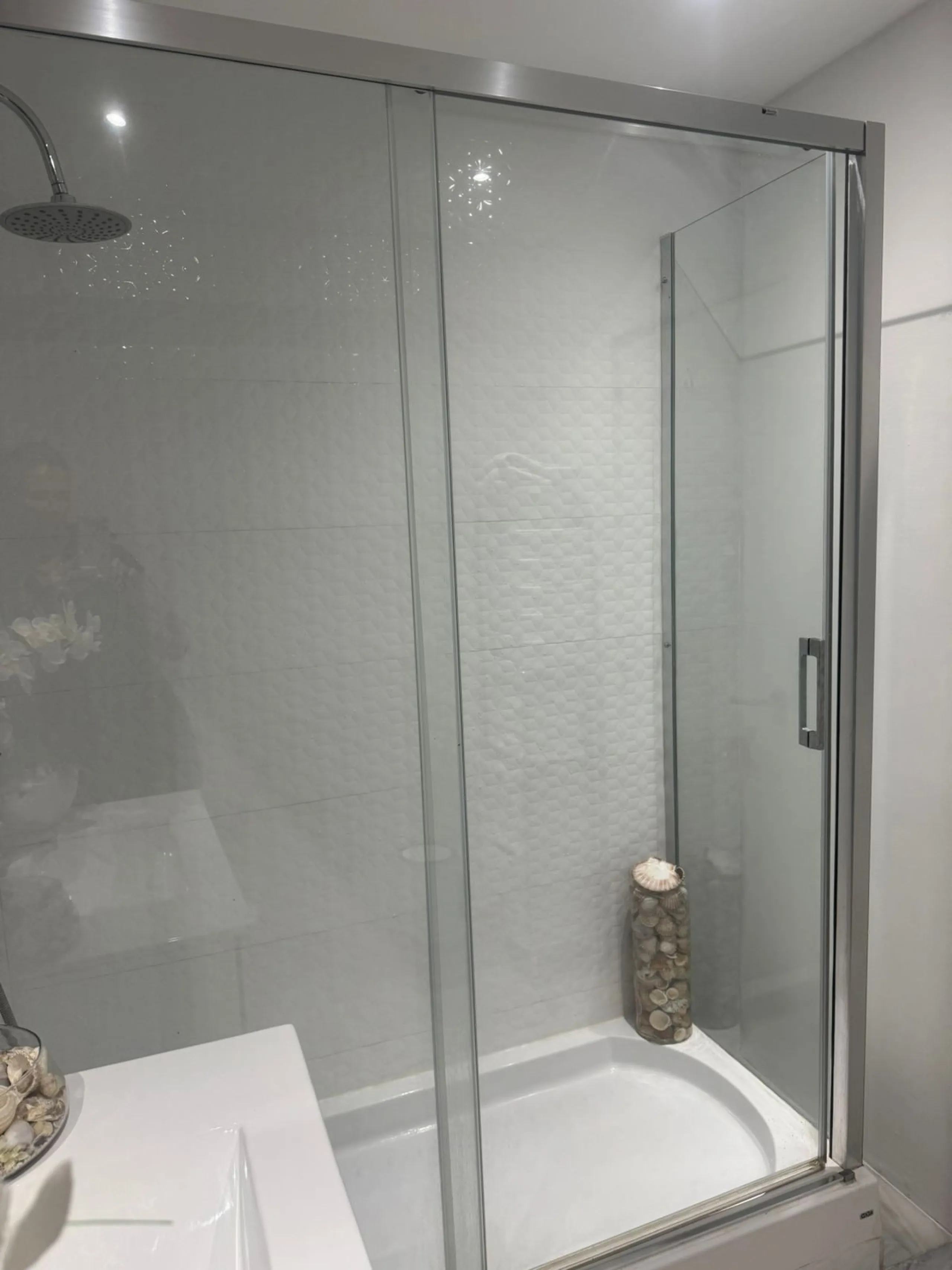 Beautiful duplex penthouse in the Parque Botanico urbanisation, completely renovated. The penthouse features three bedrooms, two bathrooms, a living room, a kitchen, two terraces, an underground parking space, a storage room, and sea and mountain views.