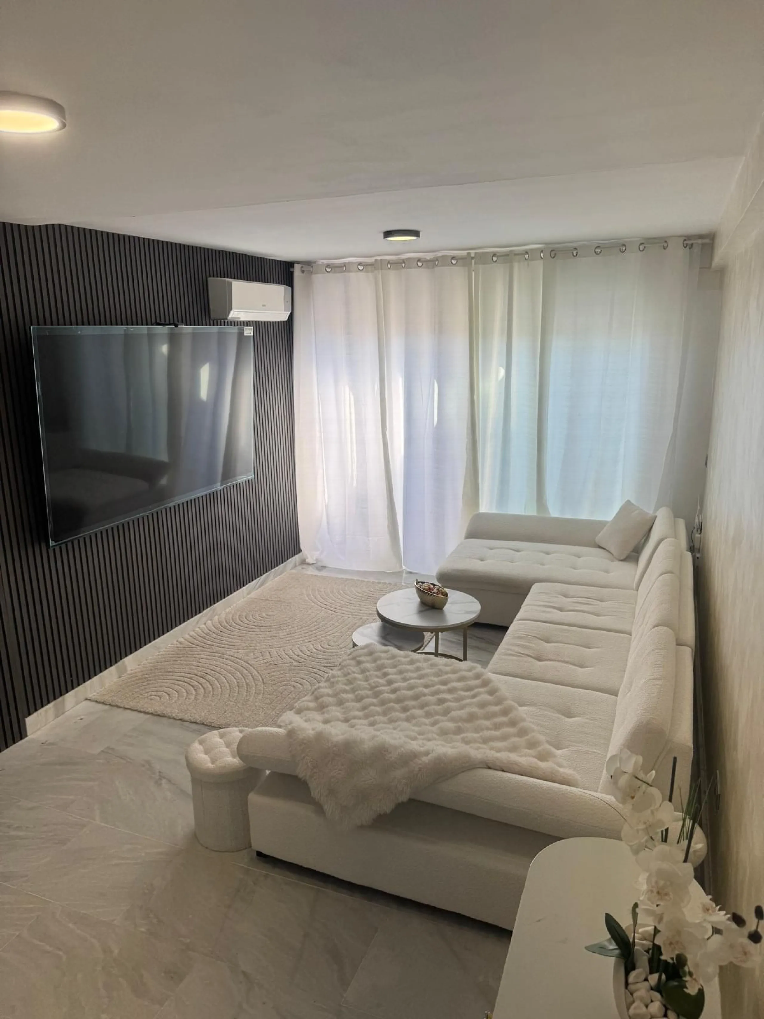 Beautiful duplex penthouse in the Parque Botanico urbanisation, completely renovated. The penthouse features three bedrooms, two bathrooms, a living room, a kitchen, two terraces, an underground parking space, a storage room, and sea and mountain views.