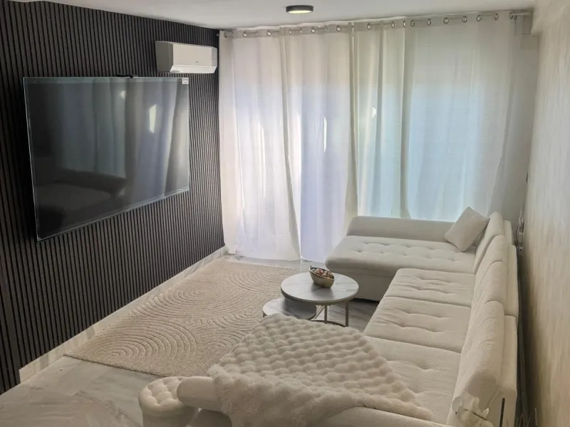 Beautiful duplex penthouse in the Parque Botanico urbanisation, completely renovated. The penthouse features three bedrooms, two bathrooms, a living room, a kitchen, two terraces, an underground parking space, a storage room, and sea and mountain views.