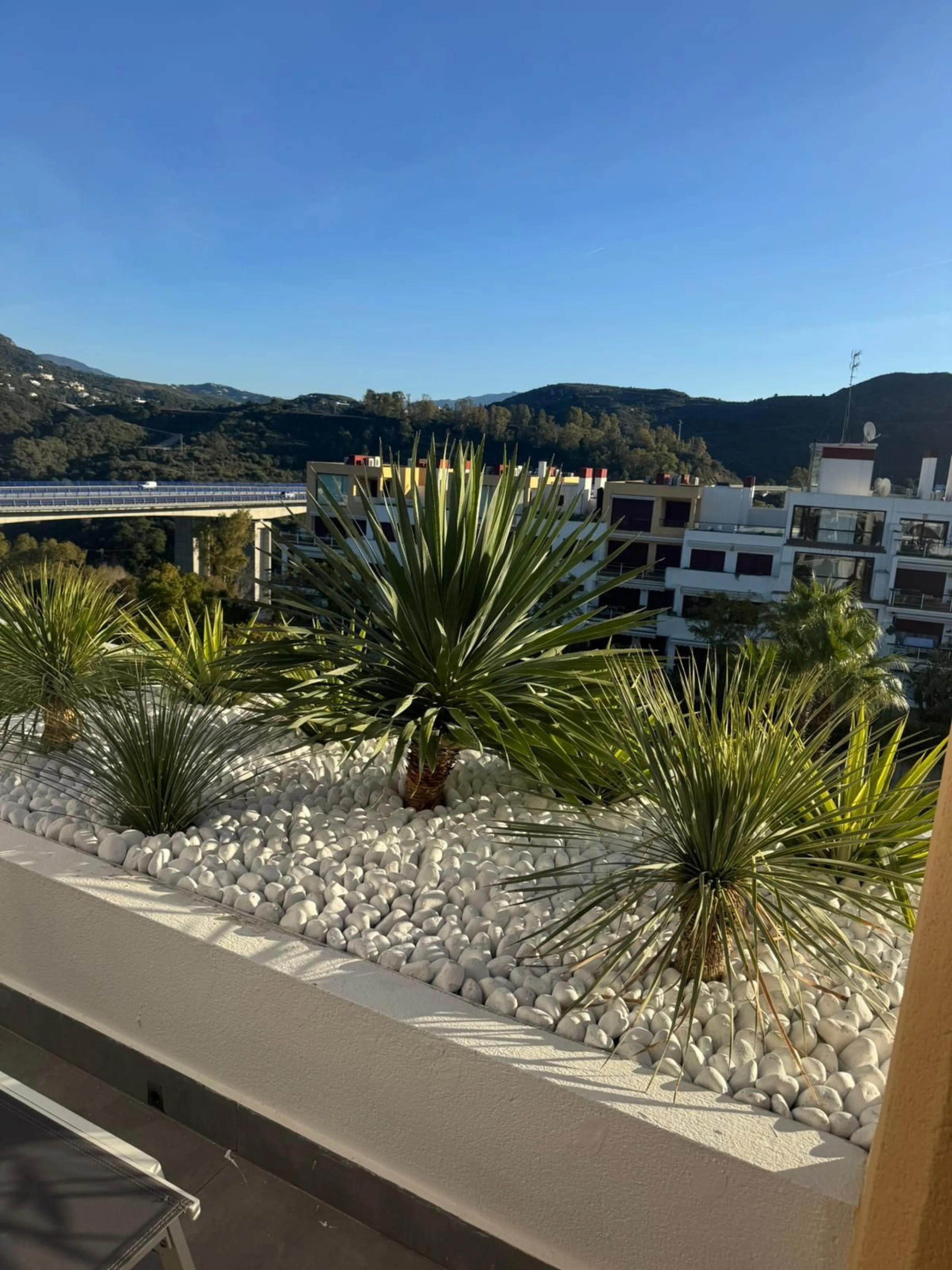 Beautiful duplex penthouse in the Parque Botanico urbanisation, completely renovated. The penthouse features three bedrooms, two bathrooms, a living room, a kitchen, two terraces, an underground parking space, a storage room, and sea and mountain views.