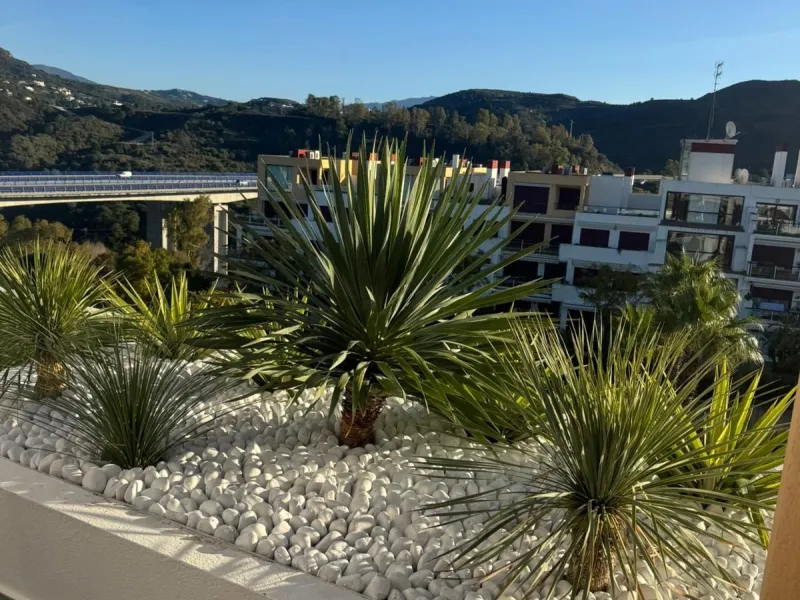 Beautiful duplex penthouse in the Parque Botanico urbanisation, completely renovated. The penthouse features three bedrooms, two bathrooms, a living room, a kitchen, two terraces, an underground parking space, a storage room, and sea and mountain views.