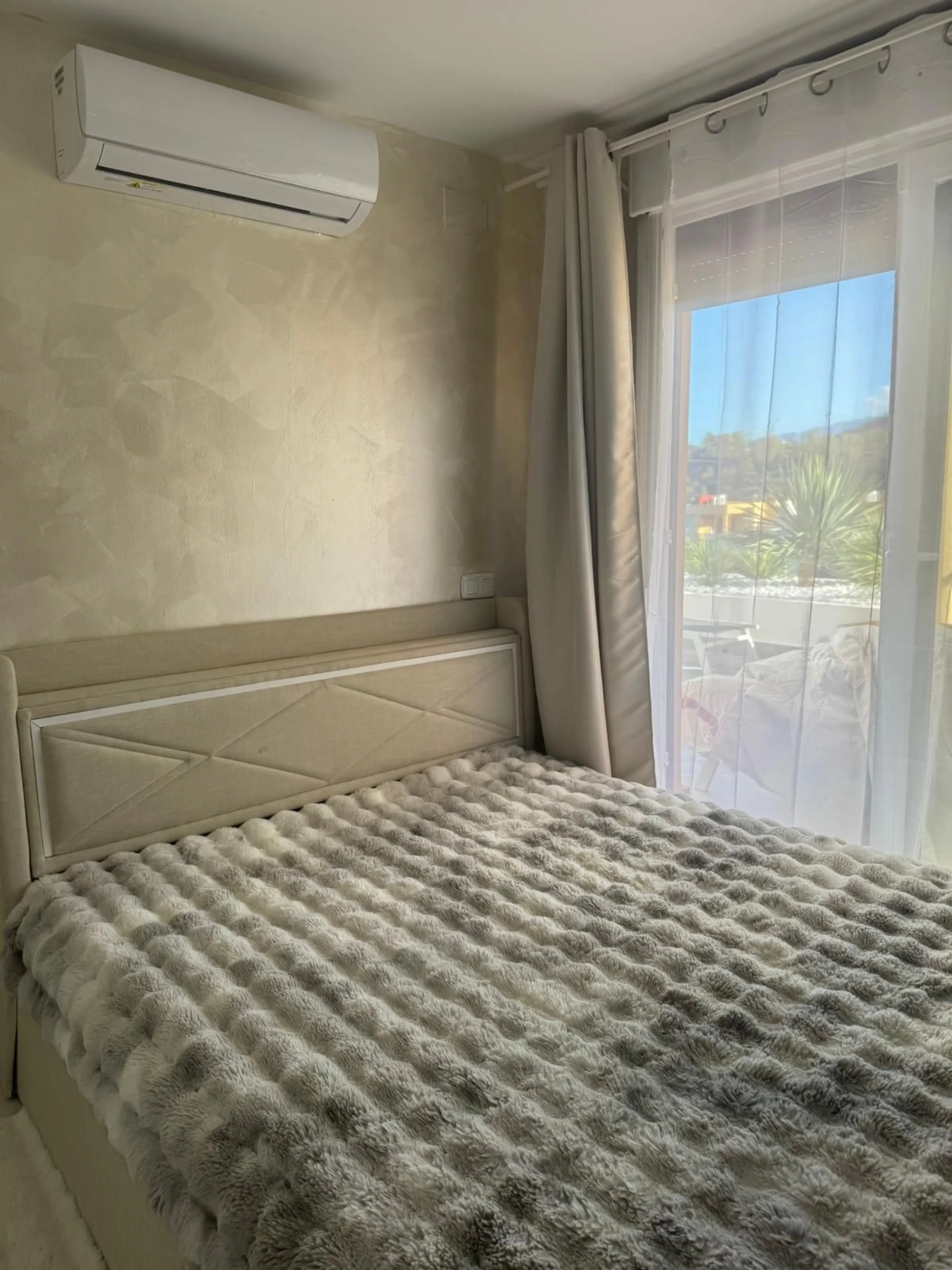 Beautiful duplex penthouse in the Parque Botanico urbanisation, completely renovated. The penthouse features three bedrooms, two bathrooms, a living room, a kitchen, two terraces, an underground parking space, a storage room, and sea and mountain views.