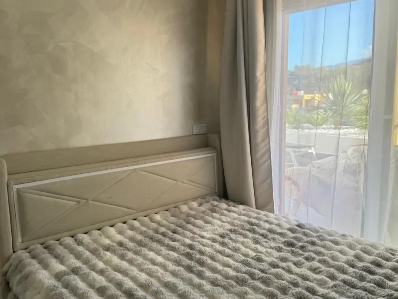 Beautiful duplex penthouse in the Parque Botanico urbanisation, completely renovated. The penthouse features three bedrooms, two bathrooms, a living room, a kitchen, two terraces, an underground parking space, a storage room, and sea and mountain views.