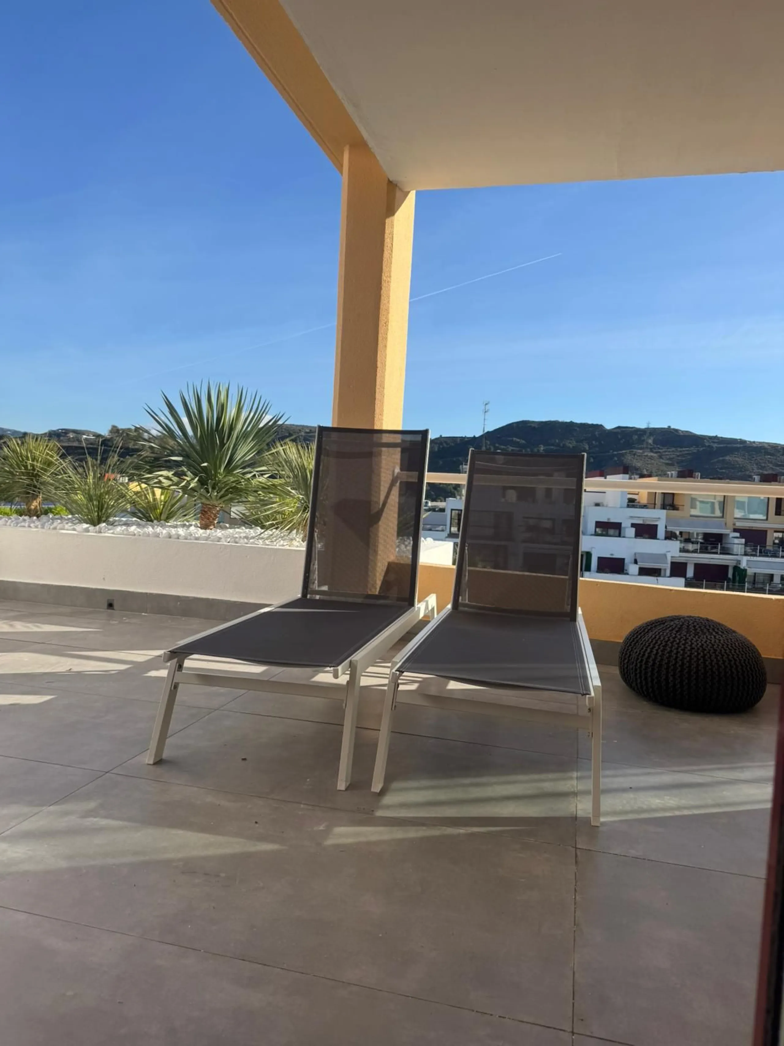Beautiful duplex penthouse in the Parque Botanico urbanisation, completely renovated. The penthouse features three bedrooms, two bathrooms, a living room, a kitchen, two terraces, an underground parking space, a storage room, and sea and mountain views.