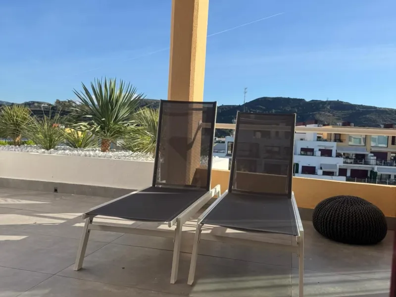 Beautiful duplex penthouse in the Parque Botanico urbanisation, completely renovated. The penthouse features three bedrooms, two bathrooms, a living room, a kitchen, two terraces, an underground parking space, a storage room, and sea and mountain views.
