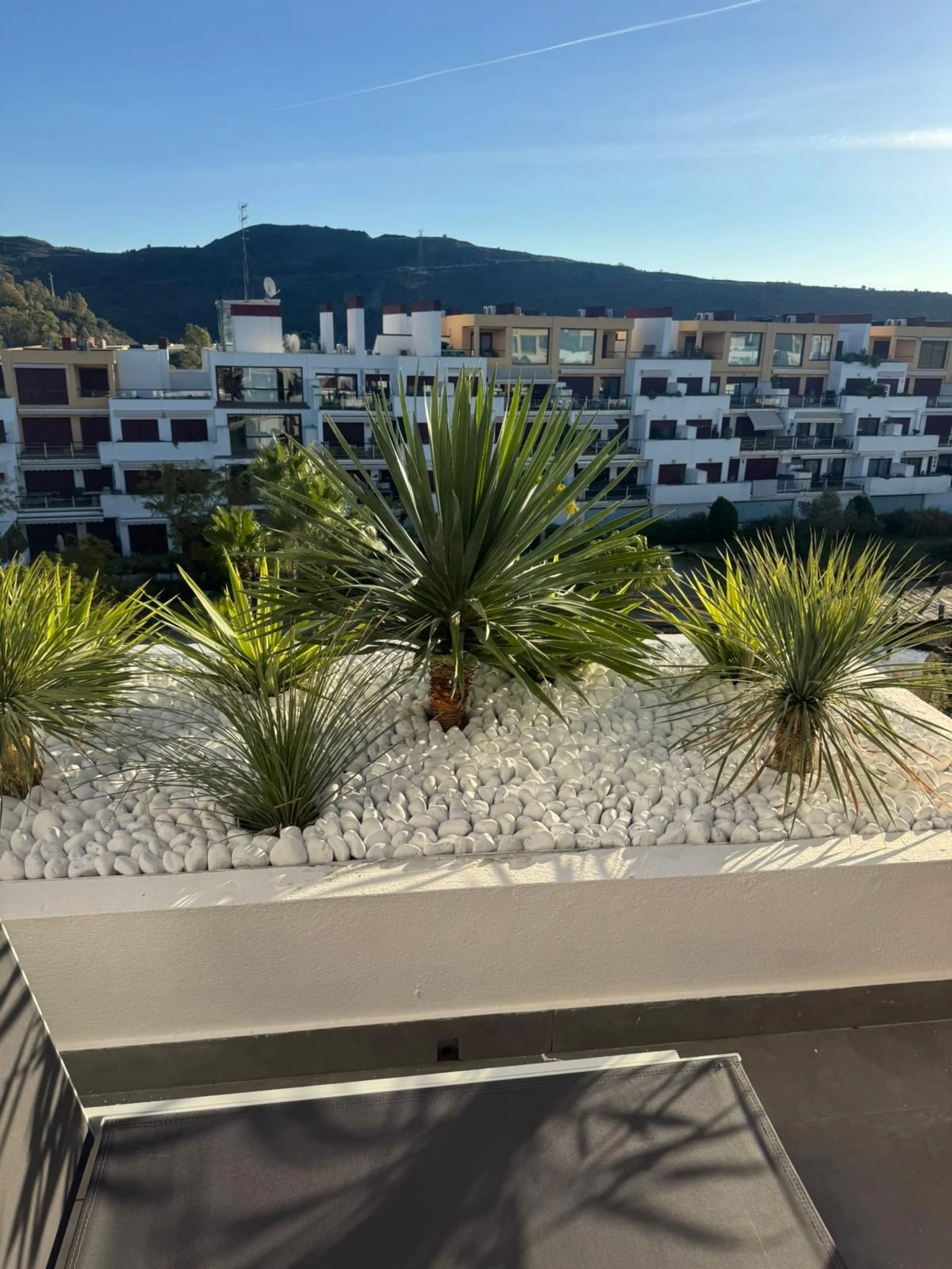 Beautiful duplex penthouse in the Parque Botanico urbanisation, completely renovated. The penthouse features three bedrooms, two bathrooms, a living room, a kitchen, two terraces, an underground parking space, a storage room, and sea and mountain views.