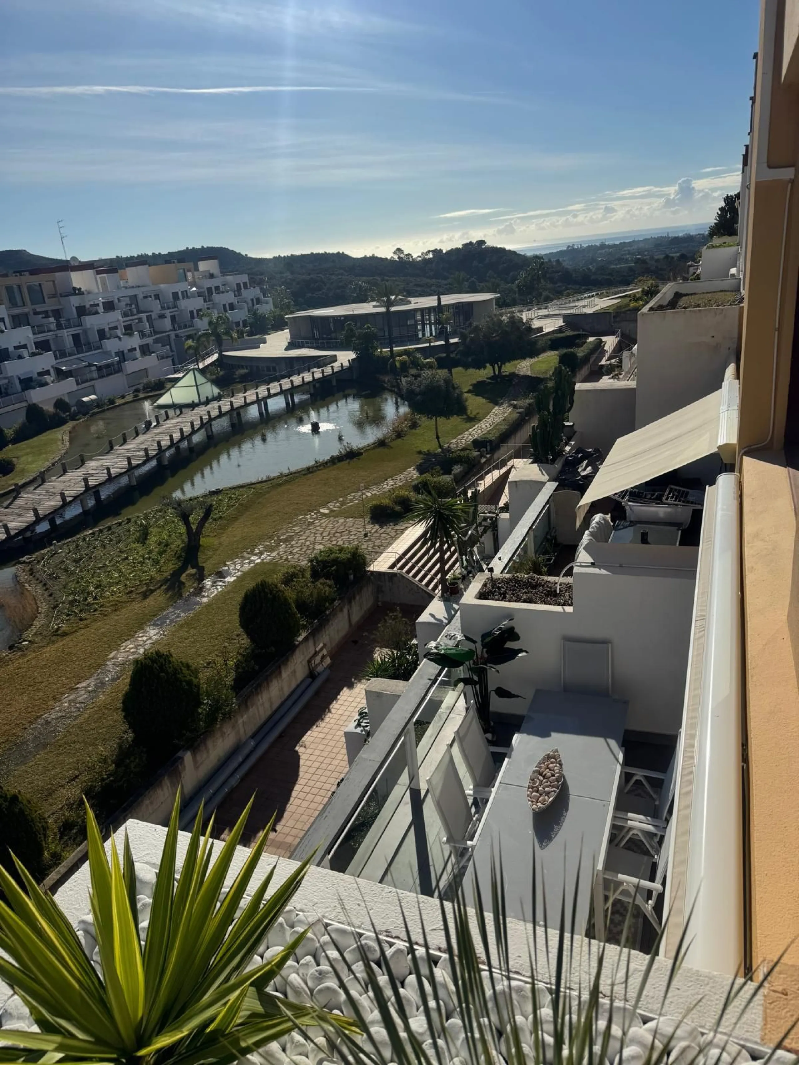 Beautiful duplex penthouse in the Parque Botanico urbanisation, completely renovated. The penthouse features three bedrooms, two bathrooms, a living room, a kitchen, two terraces, an underground parking space, a storage room, and sea and mountain views.