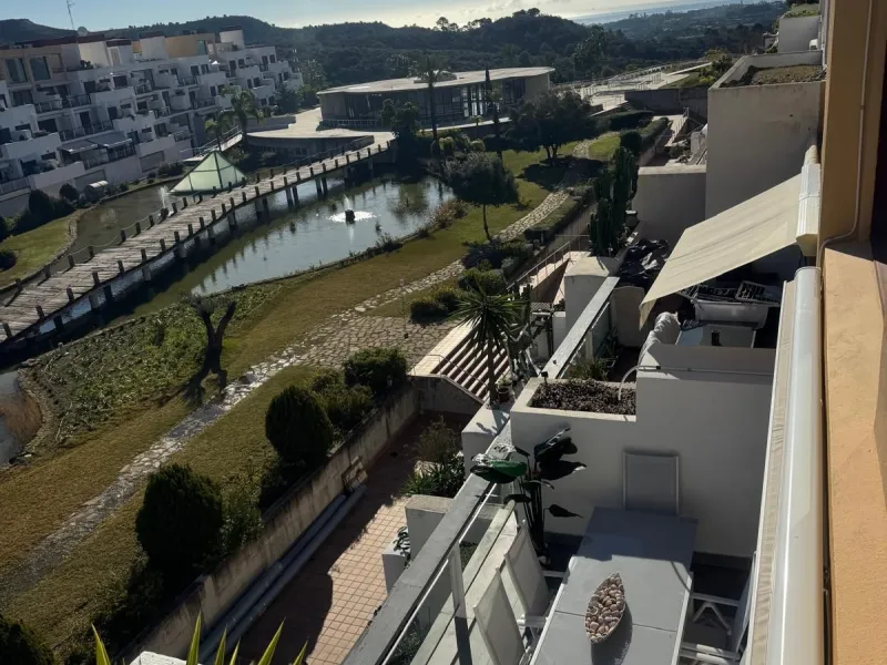 Beautiful duplex penthouse in the Parque Botanico urbanisation, completely renovated. The penthouse features three bedrooms, two bathrooms, a living room, a kitchen, two terraces, an underground parking space, a storage room, and sea and mountain views.