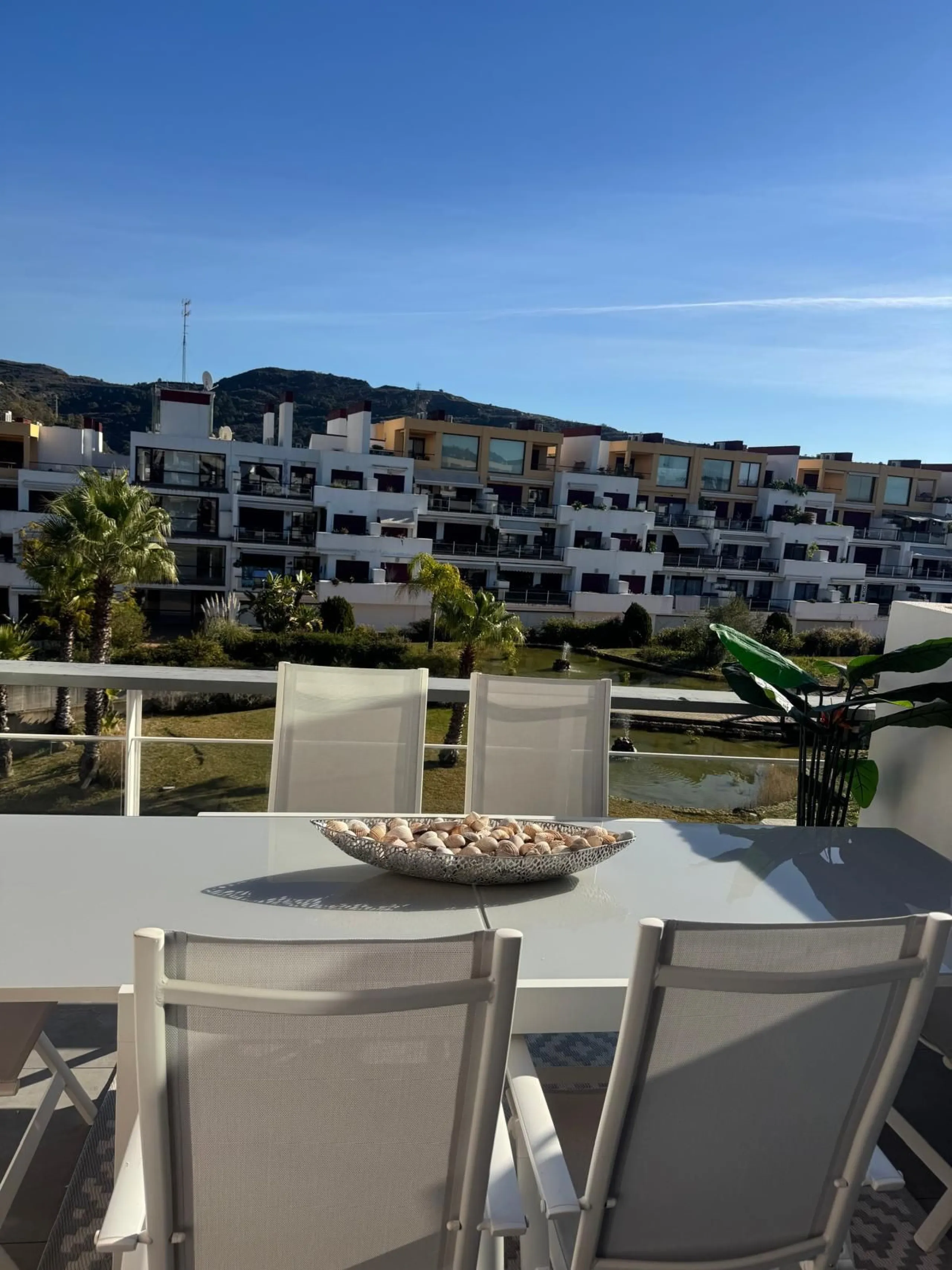 Beautiful duplex penthouse in the Parque Botanico urbanisation, completely renovated. The penthouse features three bedrooms, two bathrooms, a living room, a kitchen, two terraces, an underground parking space, a storage room, and sea and mountain views.
