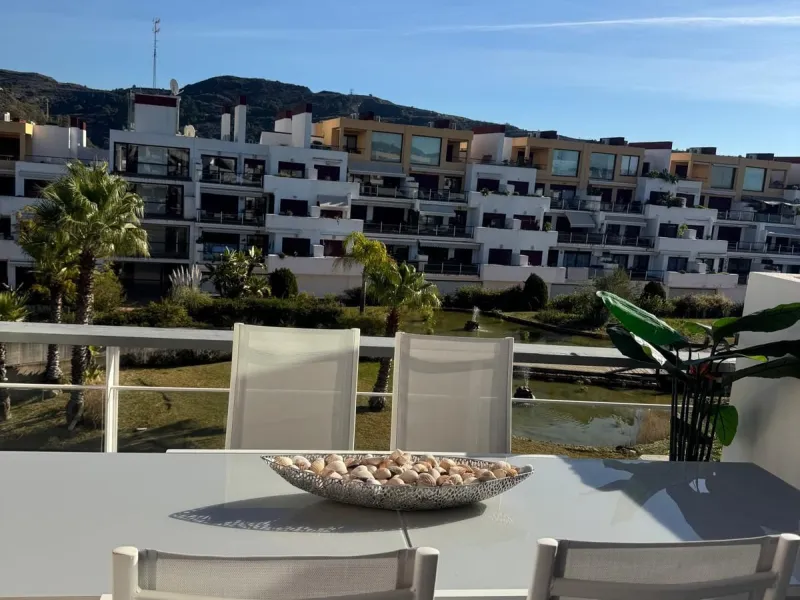 Beautiful duplex penthouse in the Parque Botanico urbanisation, completely renovated. The penthouse features three bedrooms, two bathrooms, a living room, a kitchen, two terraces, an underground parking space, a storage room, and sea and mountain views.