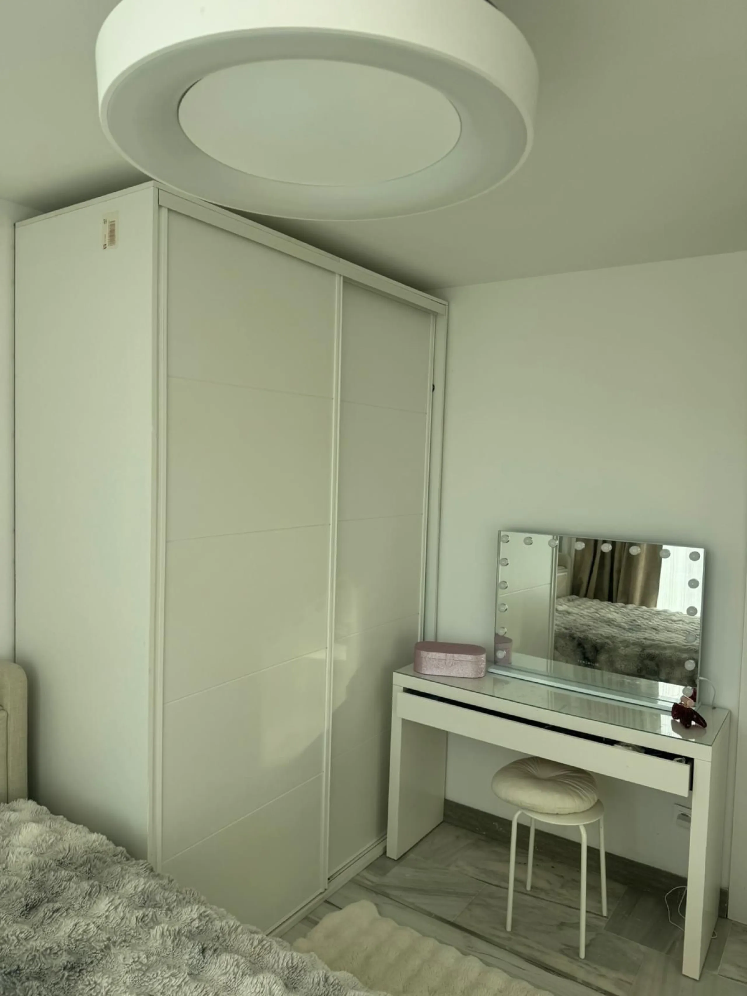 Beautiful duplex penthouse in the Parque Botanico urbanisation, completely renovated. The penthouse features three bedrooms, two bathrooms, a living room, a kitchen, two terraces, an underground parking space, a storage room, and sea and mountain views.