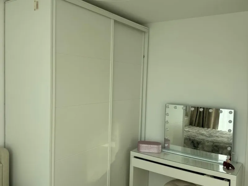 Beautiful duplex penthouse in the Parque Botanico urbanisation, completely renovated. The penthouse features three bedrooms, two bathrooms, a living room, a kitchen, two terraces, an underground parking space, a storage room, and sea and mountain views.