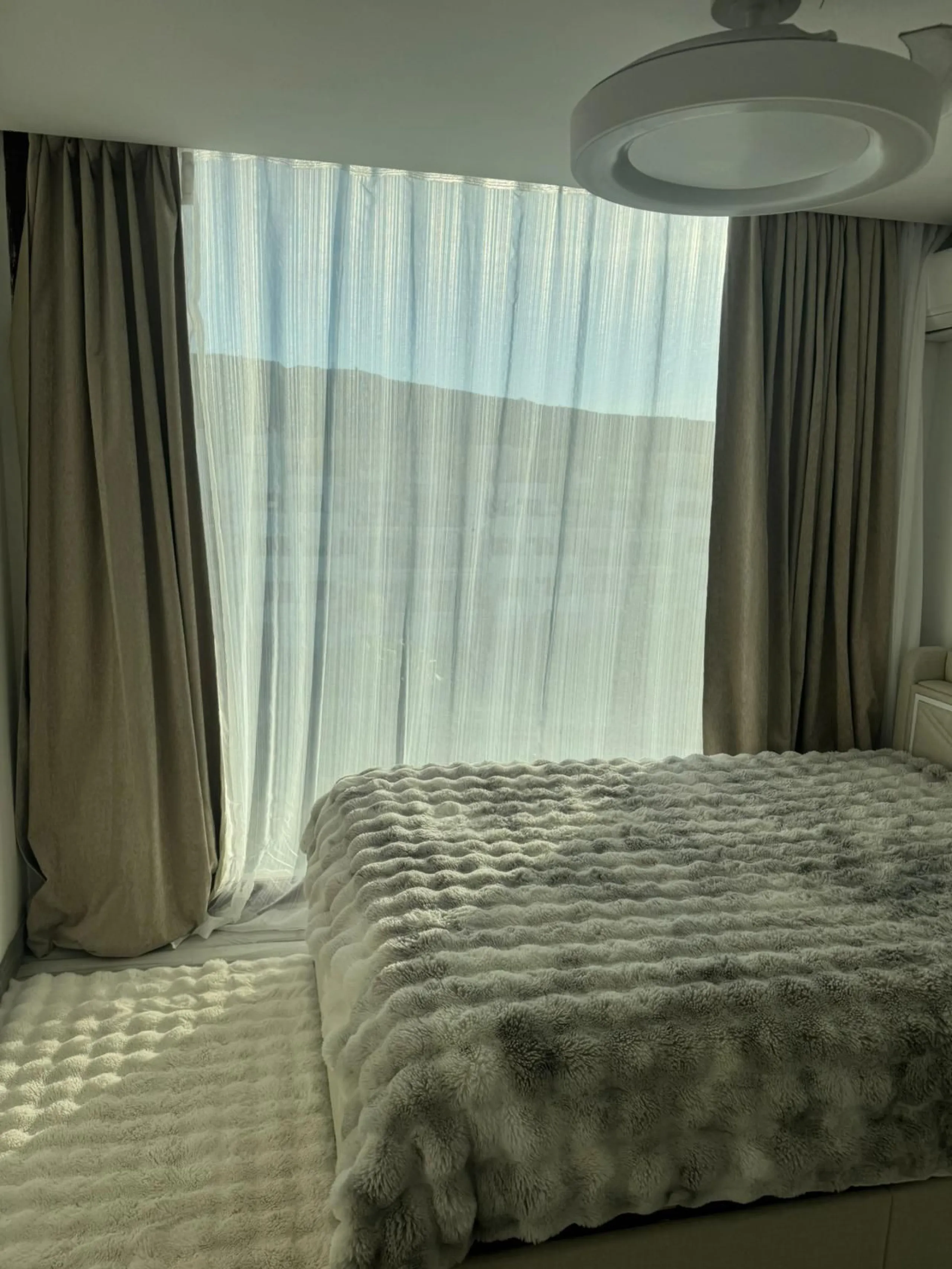 Beautiful duplex penthouse in the Parque Botanico urbanisation, completely renovated. The penthouse features three bedrooms, two bathrooms, a living room, a kitchen, two terraces, an underground parking space, a storage room, and sea and mountain views.