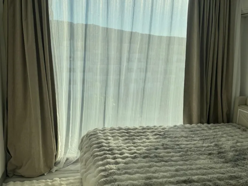 Beautiful duplex penthouse in the Parque Botanico urbanisation, completely renovated. The penthouse features three bedrooms, two bathrooms, a living room, a kitchen, two terraces, an underground parking space, a storage room, and sea and mountain views.