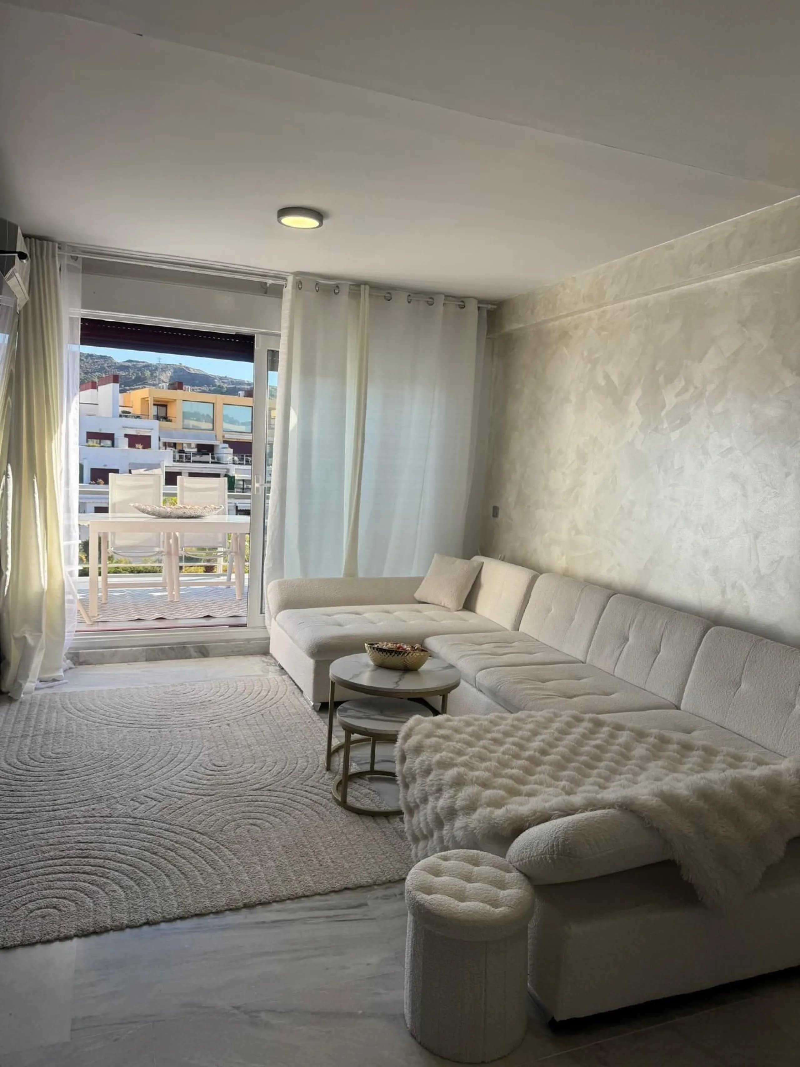 Beautiful duplex penthouse in the Parque Botanico urbanisation, completely renovated. The penthouse features three bedrooms, two bathrooms, a living room, a kitchen, two terraces, an underground parking space, a storage room, and sea and mountain views.