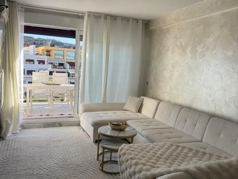 Beautiful duplex penthouse in the Parque Botanico urbanisation, completely renovated. The penthouse features three bedrooms, two bathrooms, a living room, a kitchen, two terraces, an underground parking space, a storage room, and sea and mountain views.