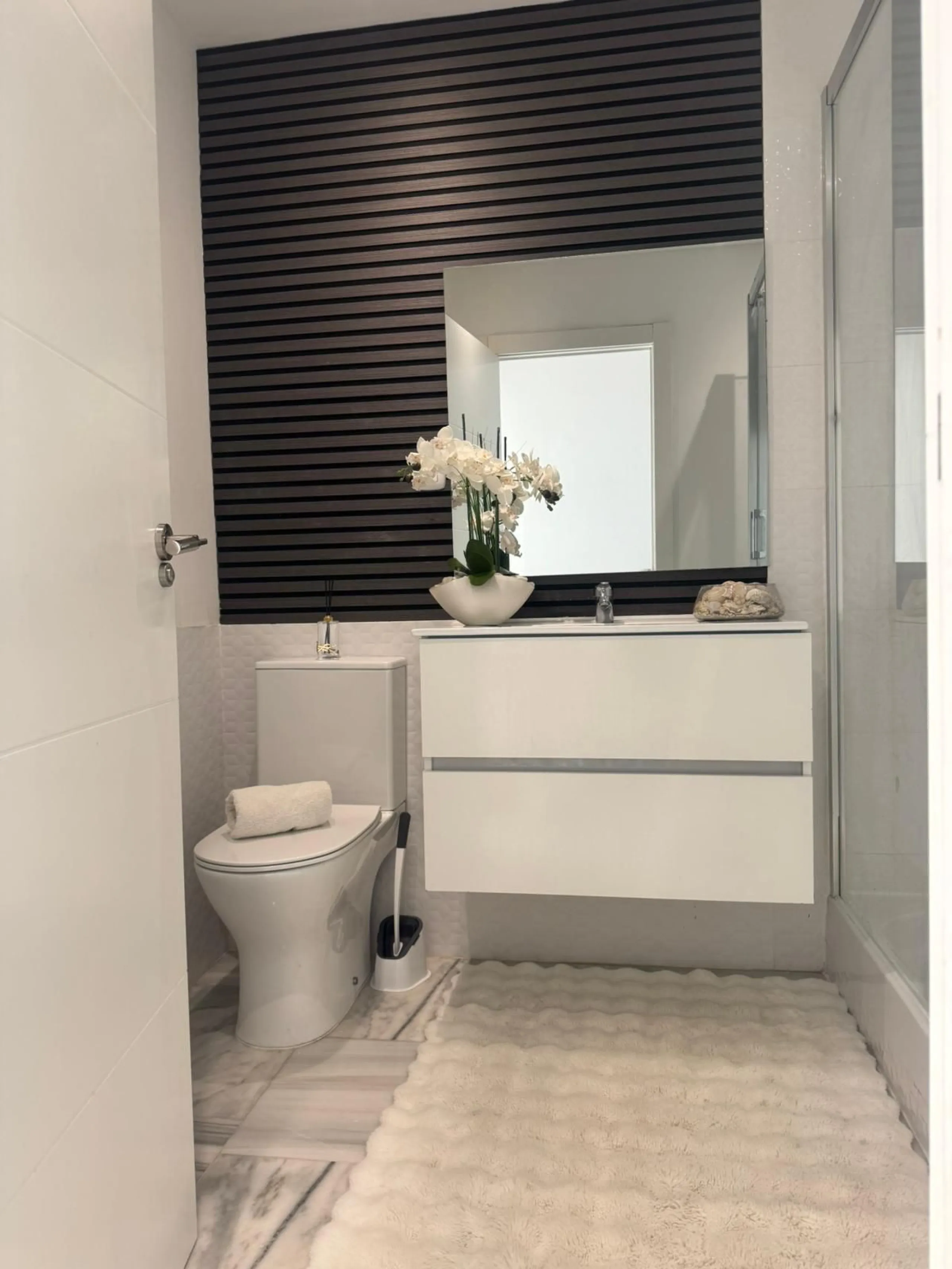 Beautiful duplex penthouse in the Parque Botanico urbanisation, completely renovated. The penthouse features three bedrooms, two bathrooms, a living room, a kitchen, two terraces, an underground parking space, a storage room, and sea and mountain views.