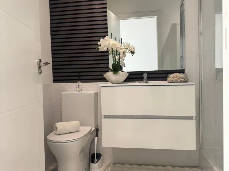 Beautiful duplex penthouse in the Parque Botanico urbanisation, completely renovated. The penthouse features three bedrooms, two bathrooms, a living room, a kitchen, two terraces, an underground parking space, a storage room, and sea and mountain views.