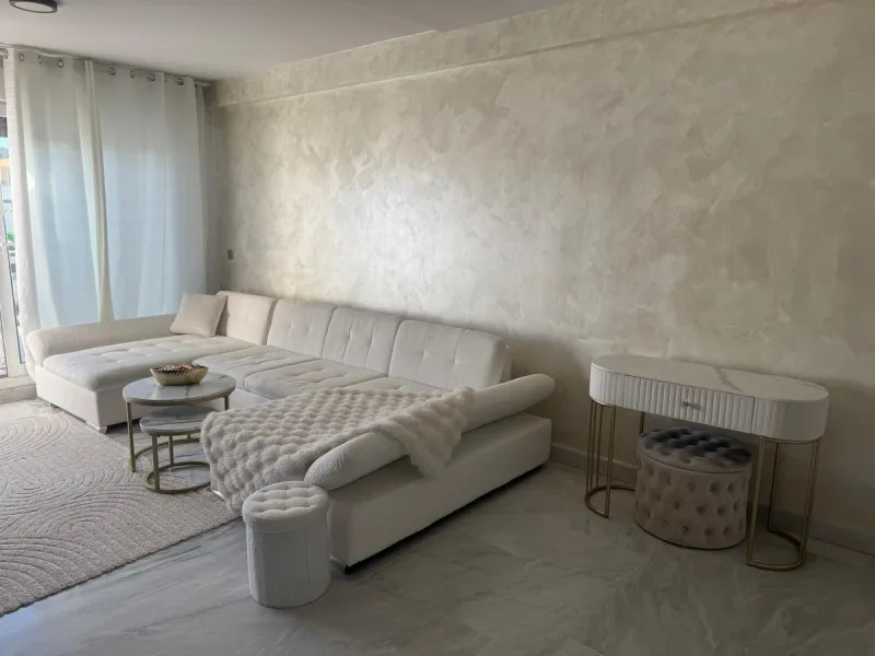 Beautiful duplex penthouse in the Parque Botanico urbanisation, completely renovated. The penthouse features three bedrooms, two bathrooms, a living room, a kitchen, two terraces, an underground parking space, a storage room, and sea and mountain views.