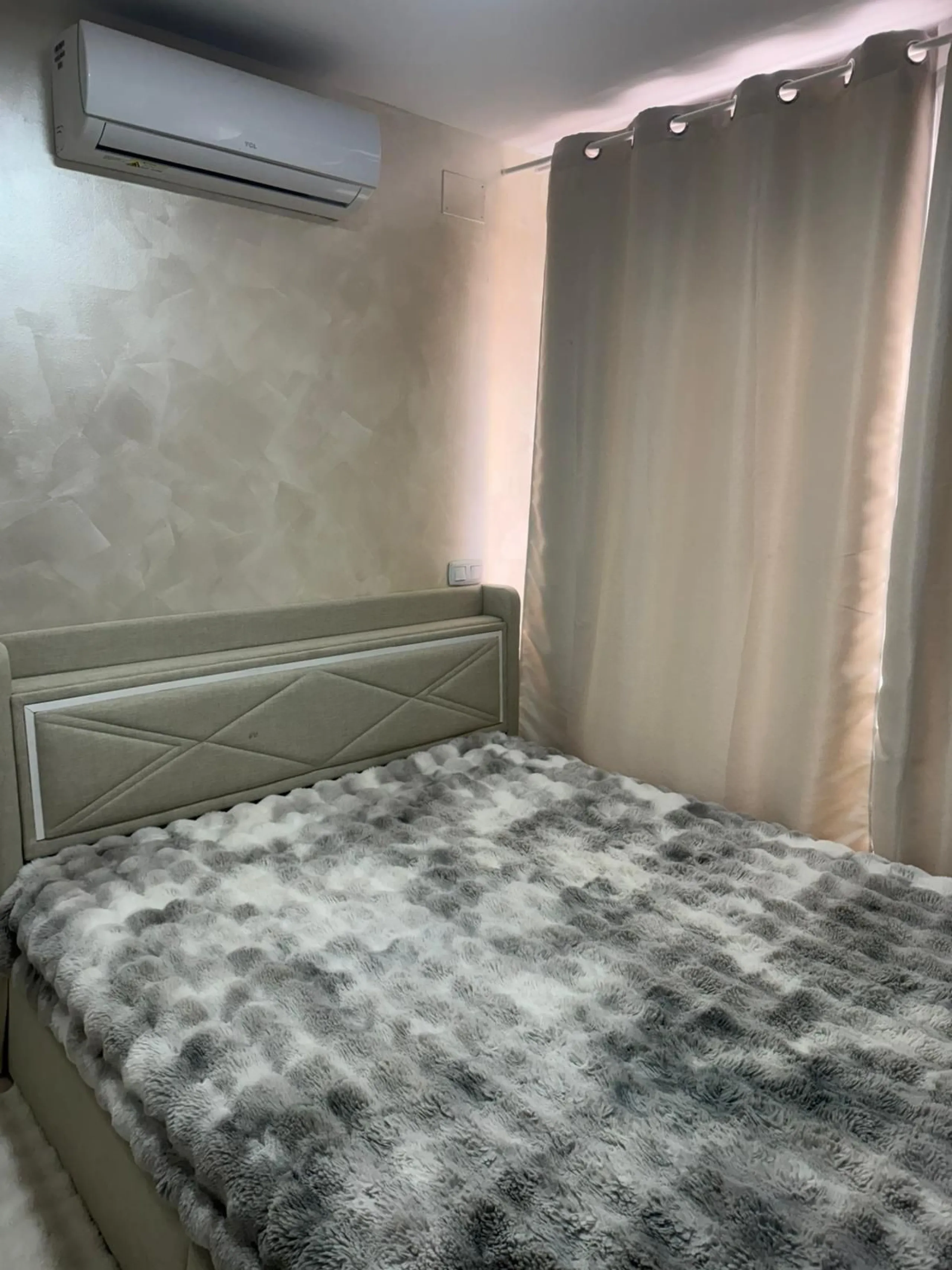 Beautiful duplex penthouse in the Parque Botanico urbanisation, completely renovated. The penthouse features three bedrooms, two bathrooms, a living room, a kitchen, two terraces, an underground parking space, a storage room, and sea and mountain views.