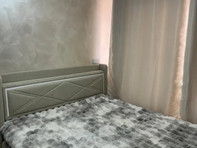 Beautiful duplex penthouse in the Parque Botanico urbanisation, completely renovated. The penthouse features three bedrooms, two bathrooms, a living room, a kitchen, two terraces, an underground parking space, a storage room, and sea and mountain views.