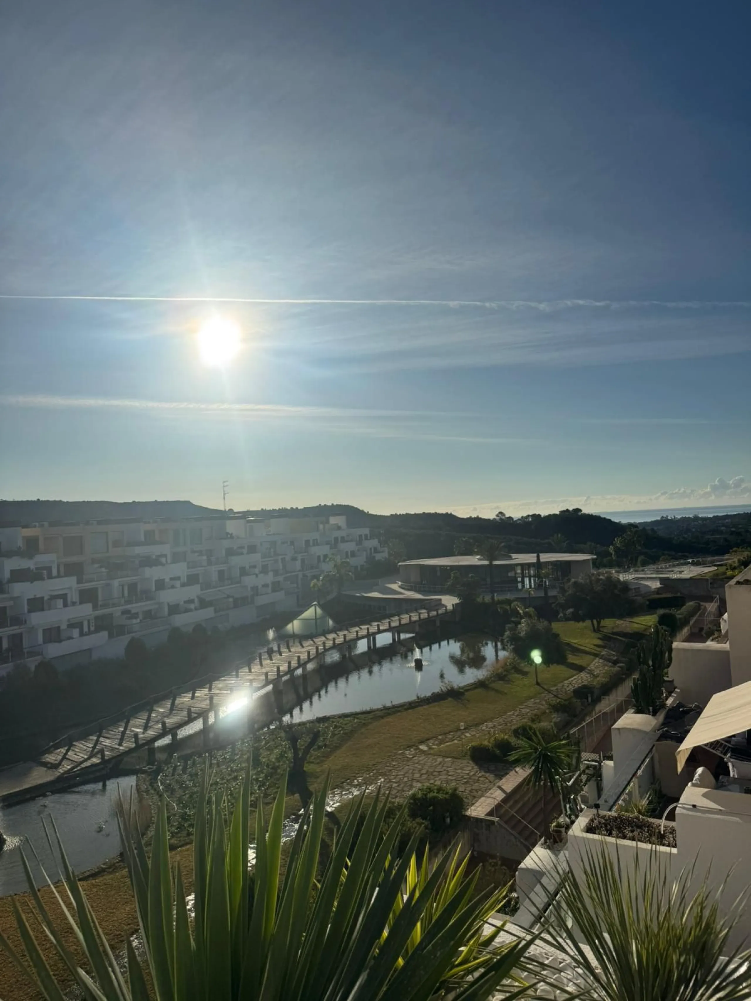 Beautiful duplex penthouse in the Parque Botanico urbanisation, completely renovated. The penthouse features three bedrooms, two bathrooms, a living room, a kitchen, two terraces, an underground parking space, a storage room, and sea and mountain views.