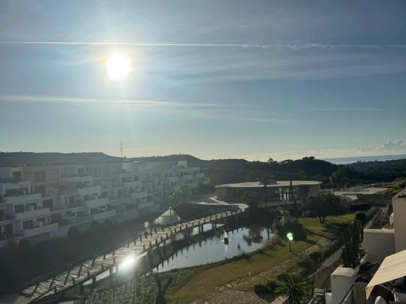 Beautiful duplex penthouse in the Parque Botanico urbanisation, completely renovated. The penthouse features three bedrooms, two bathrooms, a living room, a kitchen, two terraces, an underground parking space, a storage room, and sea and mountain views.