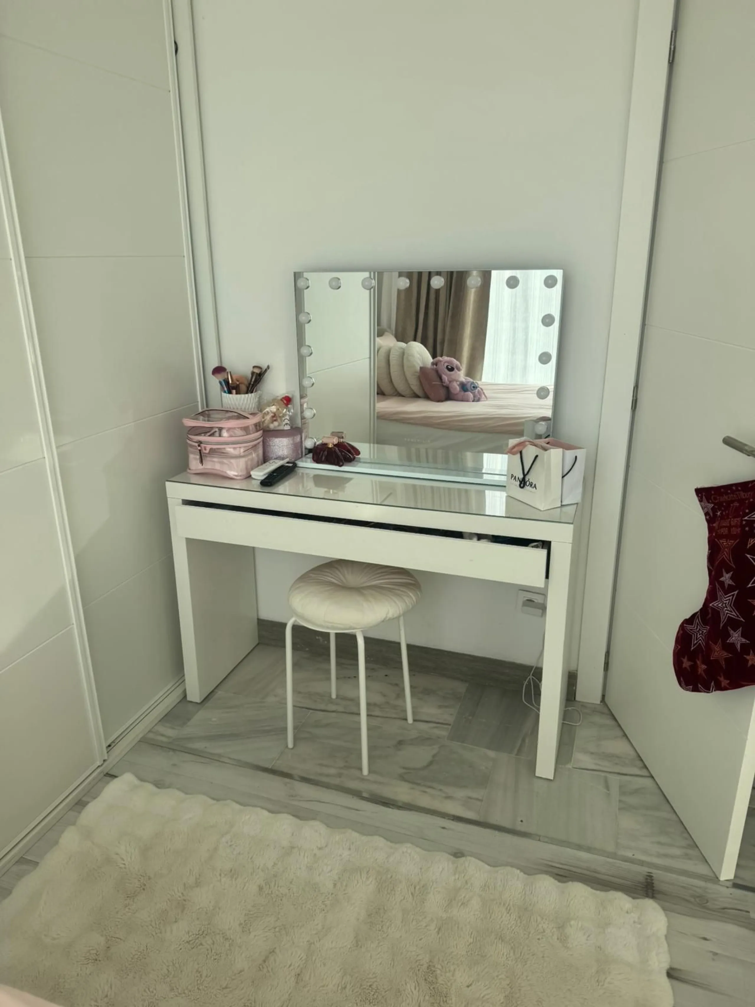 Beautiful duplex penthouse in the Parque Botanico urbanisation, completely renovated. The penthouse features three bedrooms, two bathrooms, a living room, a kitchen, two terraces, an underground parking space, a storage room, and sea and mountain views.