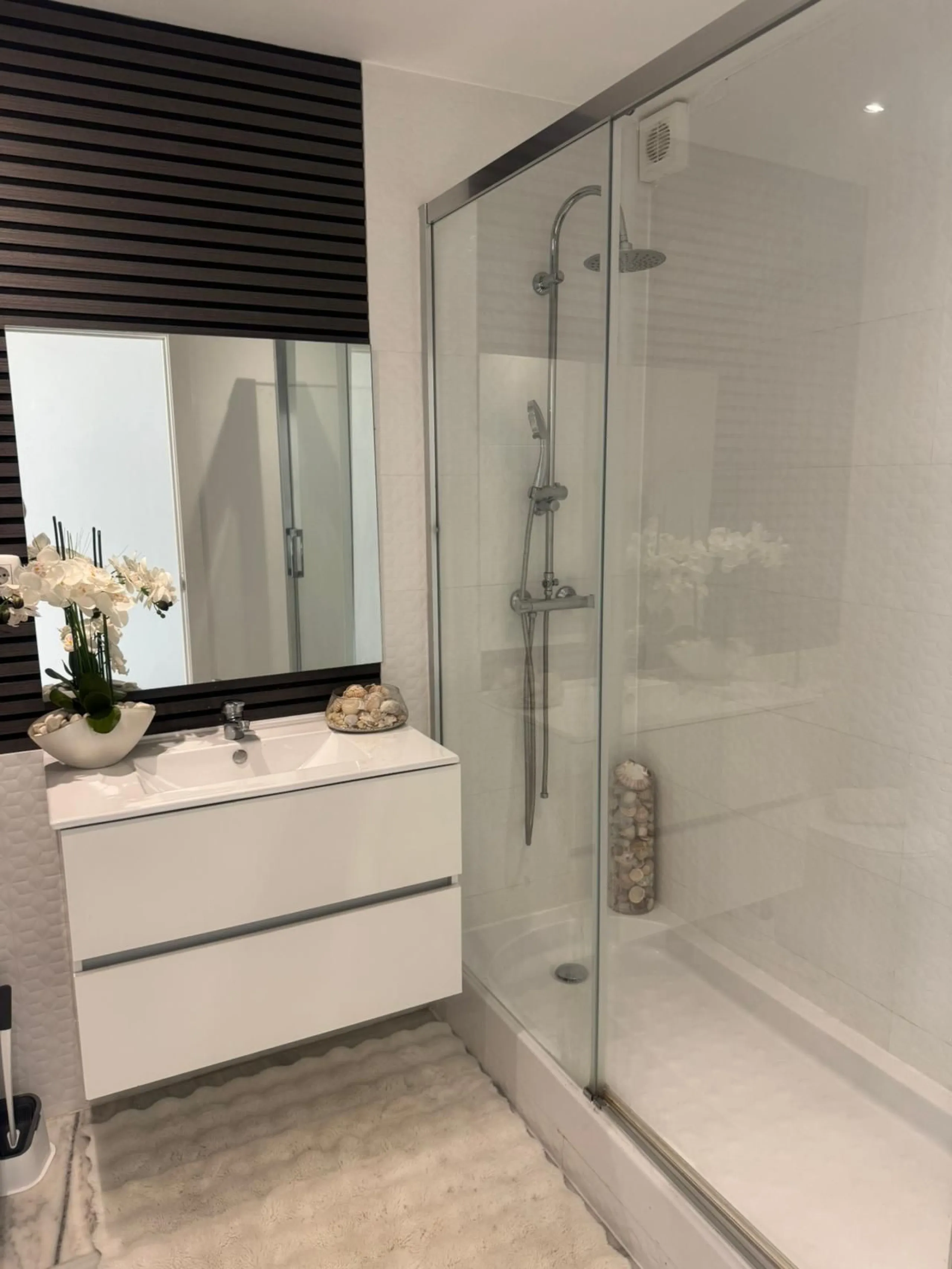 Beautiful duplex penthouse in the Parque Botanico urbanisation, completely renovated. The penthouse features three bedrooms, two bathrooms, a living room, a kitchen, two terraces, an underground parking space, a storage room, and sea and mountain views.