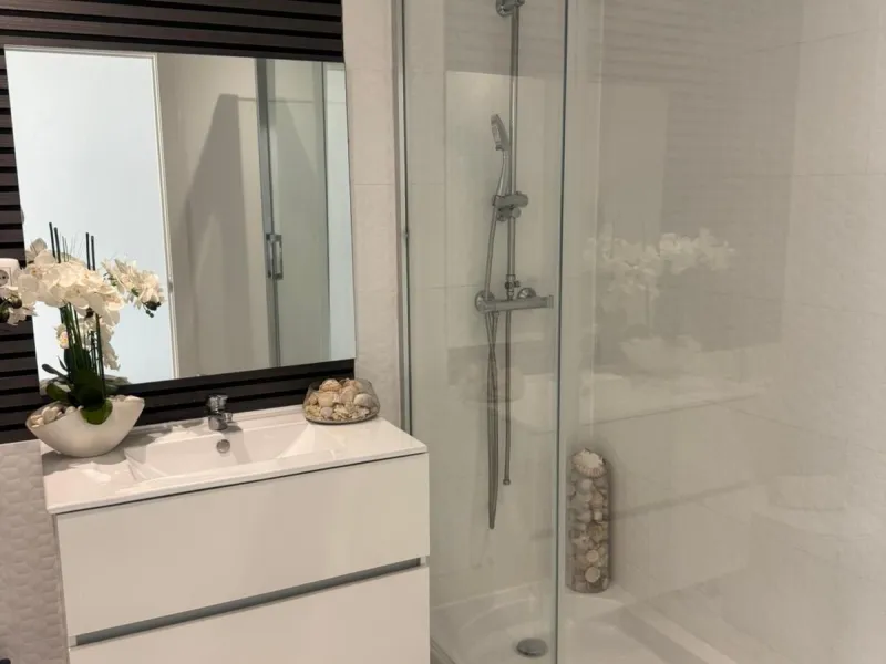 Beautiful duplex penthouse in the Parque Botanico urbanisation, completely renovated. The penthouse features three bedrooms, two bathrooms, a living room, a kitchen, two terraces, an underground parking space, a storage room, and sea and mountain views.