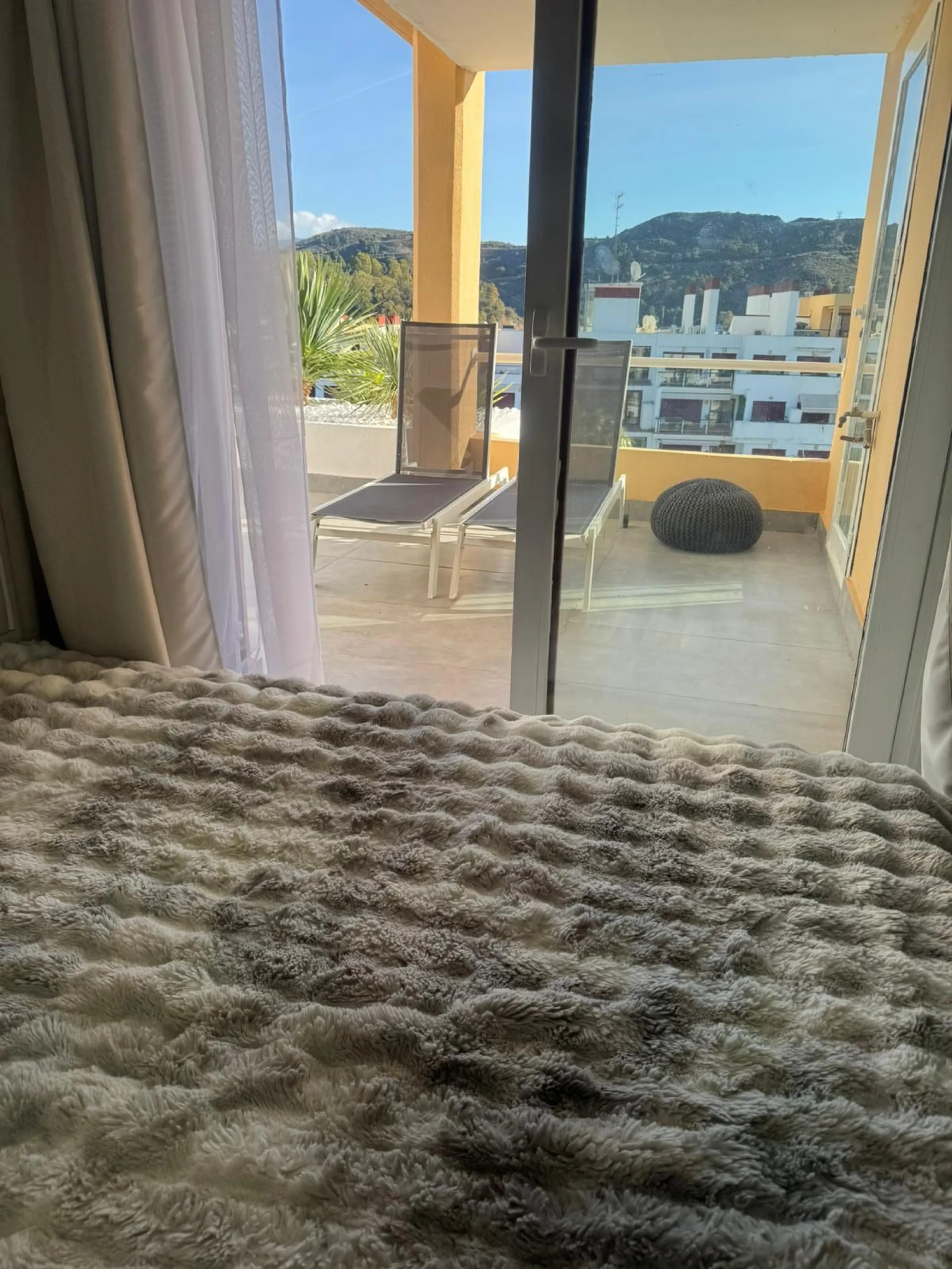 Beautiful duplex penthouse in the Parque Botanico urbanisation, completely renovated. The penthouse features three bedrooms, two bathrooms, a living room, a kitchen, two terraces, an underground parking space, a storage room, and sea and mountain views.