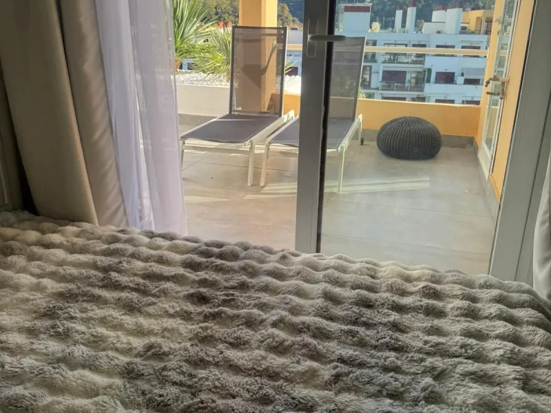 Beautiful duplex penthouse in the Parque Botanico urbanisation, completely renovated. The penthouse features three bedrooms, two bathrooms, a living room, a kitchen, two terraces, an underground parking space, a storage room, and sea and mountain views.