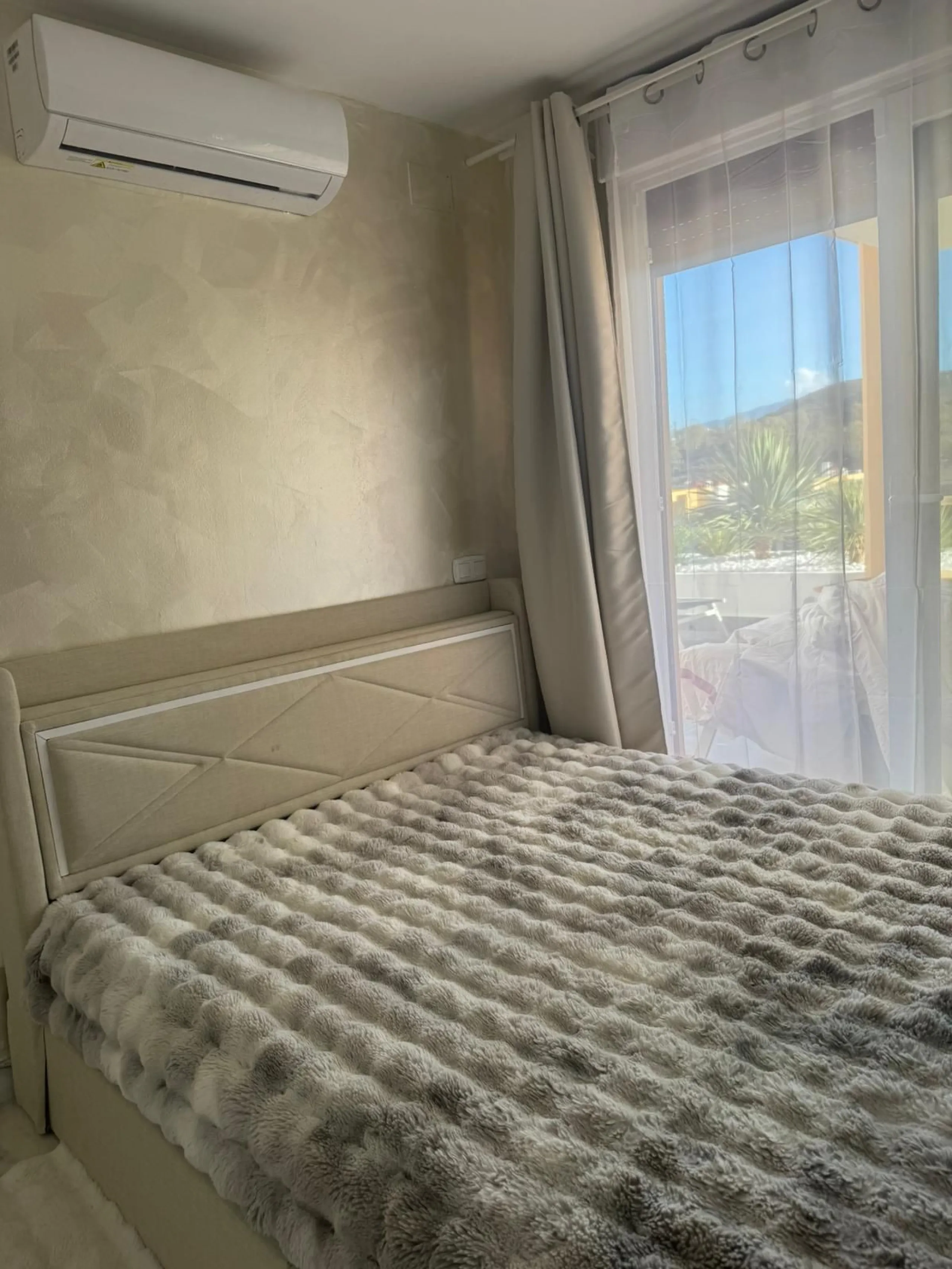 Beautiful duplex penthouse in the Parque Botanico urbanisation, completely renovated. The penthouse features three bedrooms, two bathrooms, a living room, a kitchen, two terraces, an underground parking space, a storage room, and sea and mountain views.