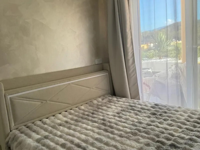 Beautiful duplex penthouse in the Parque Botanico urbanisation, completely renovated. The penthouse features three bedrooms, two bathrooms, a living room, a kitchen, two terraces, an underground parking space, a storage room, and sea and mountain views.