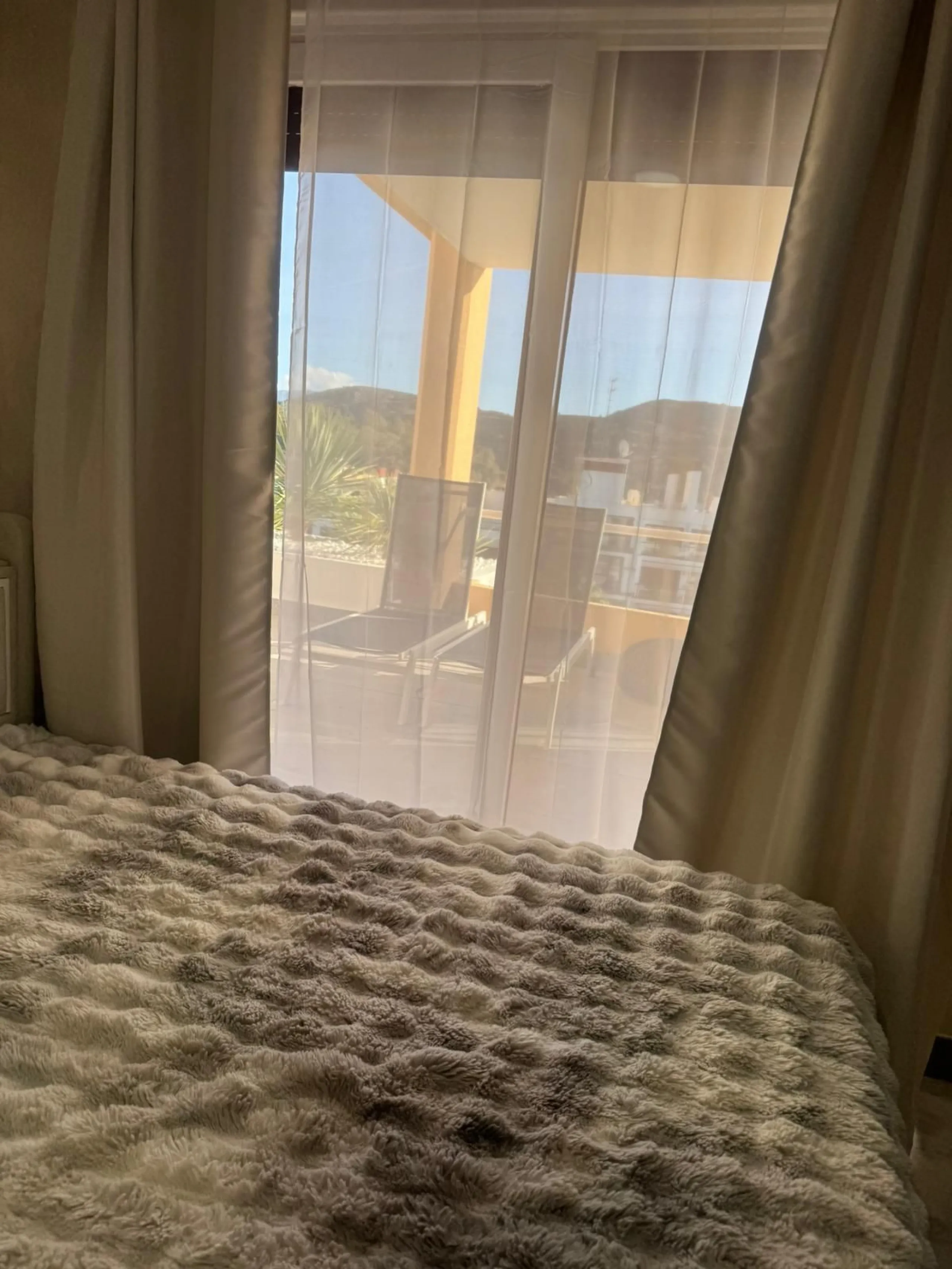 Beautiful duplex penthouse in the Parque Botanico urbanisation, completely renovated. The penthouse features three bedrooms, two bathrooms, a living room, a kitchen, two terraces, an underground parking space, a storage room, and sea and mountain views.