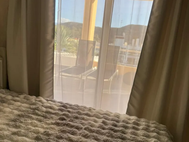 Beautiful duplex penthouse in the Parque Botanico urbanisation, completely renovated. The penthouse features three bedrooms, two bathrooms, a living room, a kitchen, two terraces, an underground parking space, a storage room, and sea and mountain views.