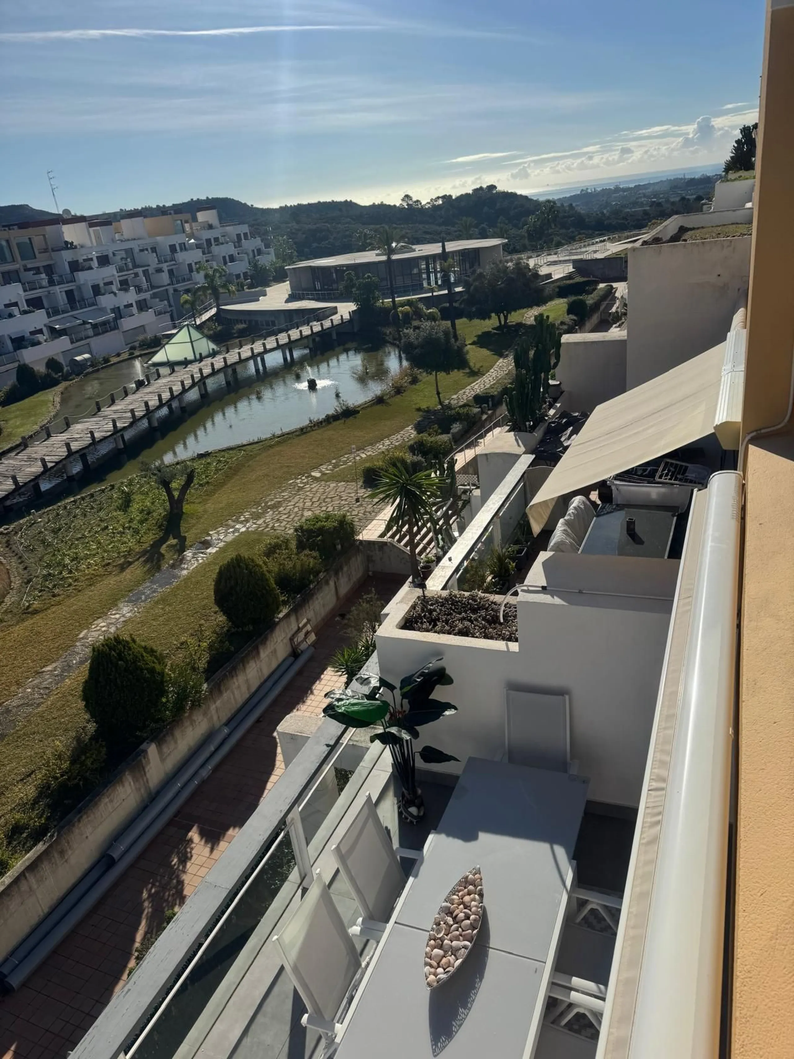 Beautiful duplex penthouse in the Parque Botanico urbanisation, completely renovated. The penthouse features three bedrooms, two bathrooms, a living room, a kitchen, two terraces, an underground parking space, a storage room, and sea and mountain views.